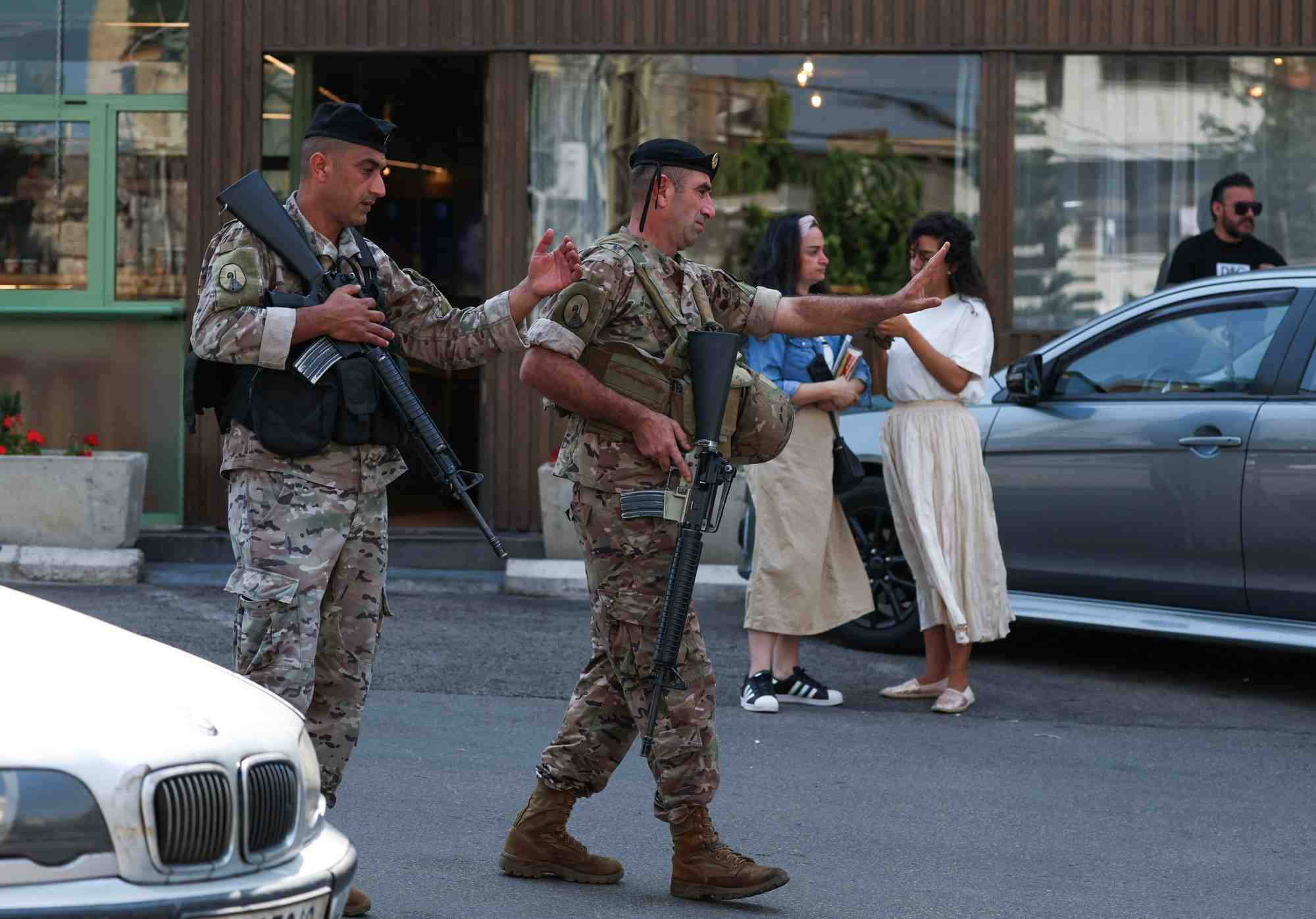 Des soldats de l'armee libanaise securisent la zone pres de l'ambassade americaine a awkar