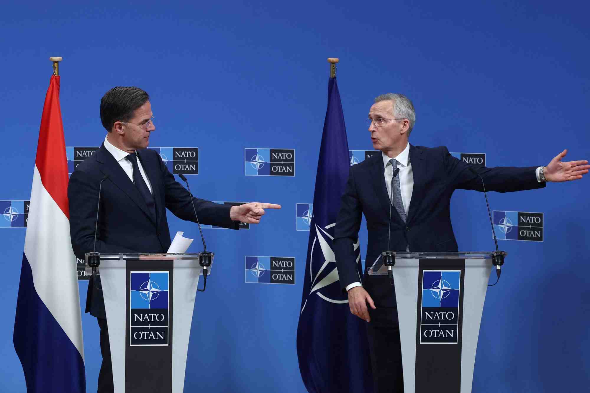 Le premier ministre néerlandais Mark Rutte et le secrétaire général de l'OTAN Jens Stoltenberg, le 17 avril 2024.