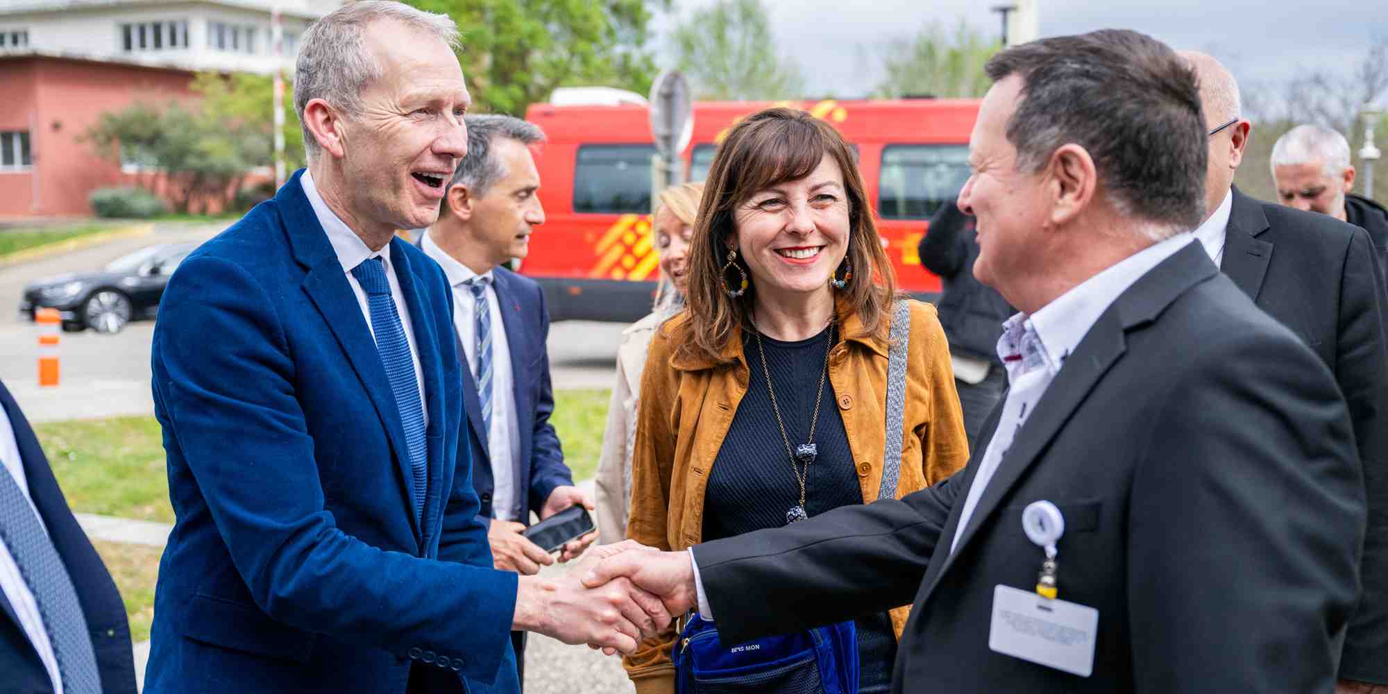 La présidente de la Région Occitanie Carole Delga (au centre) était en déplacement dans le Gard le 9 avril, aux côtés du député de Mayenne Guillaume Garot (à gauche) pour faire le bilan des actions de lutte contre les déserts médicaux.