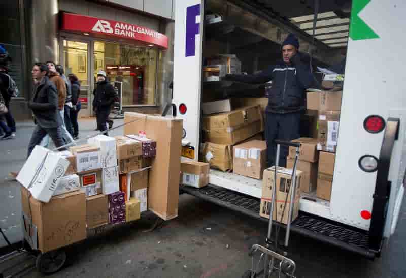 Les résultats de FedEx plombés par le froid, le titre recule