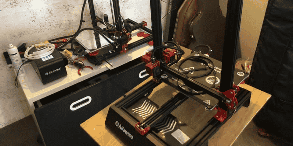 Des imprimantes 3D utilisées par le groupe de volontaires "3D Makers 33" pour fabriquer des visières de protection pendant le confinement.
