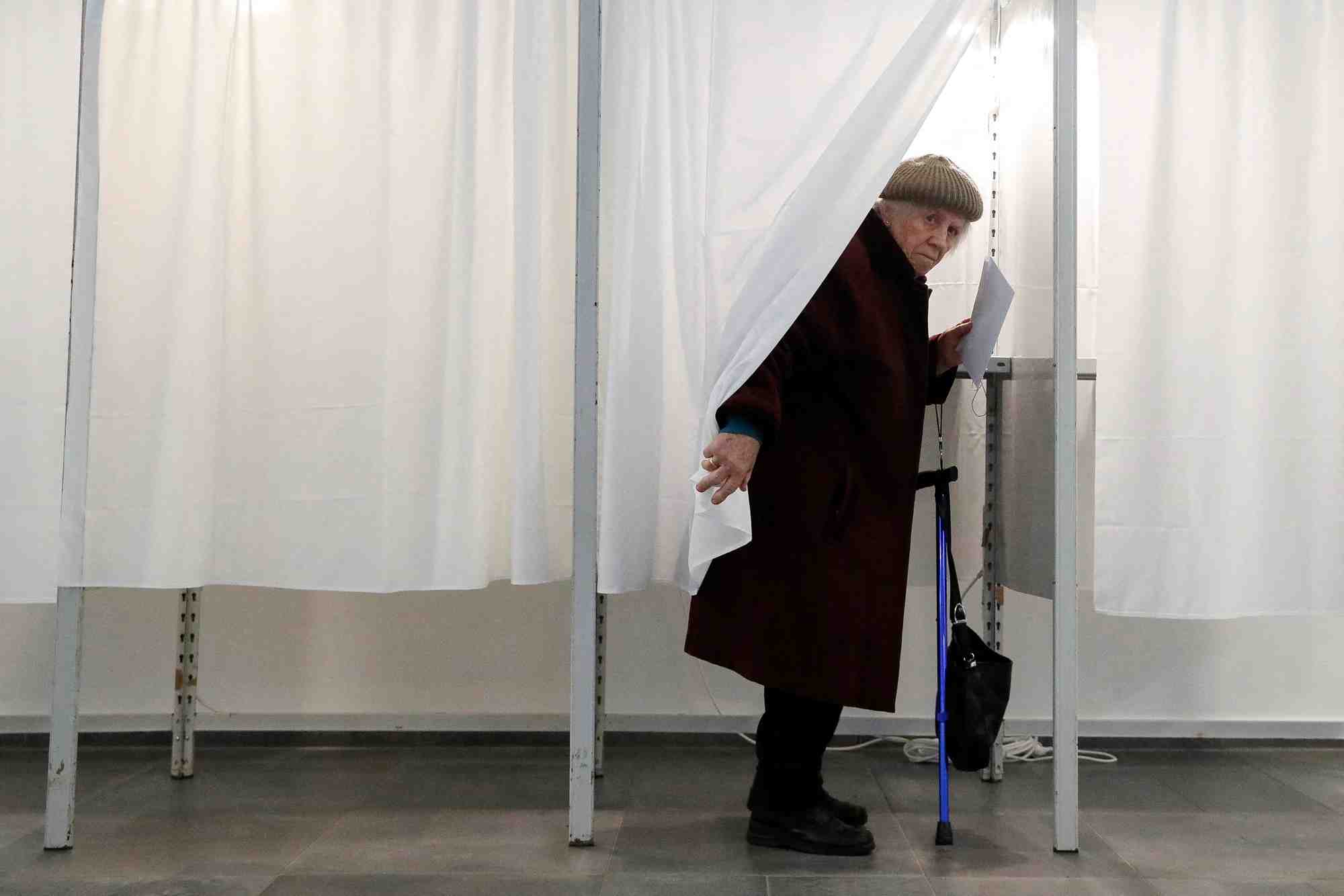 Les hongrois aux urnes pour dire si orban peut rester au pouvoir
