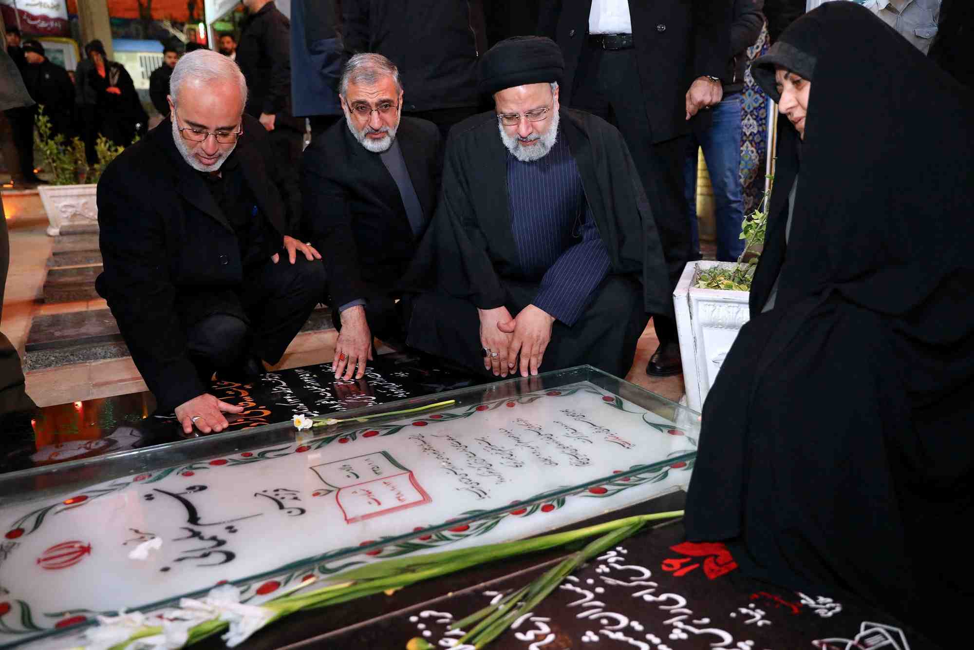 Photo du president iranien ebrahim raissi visite la tombe du commandant militaire iranien, le general qassem soleimani