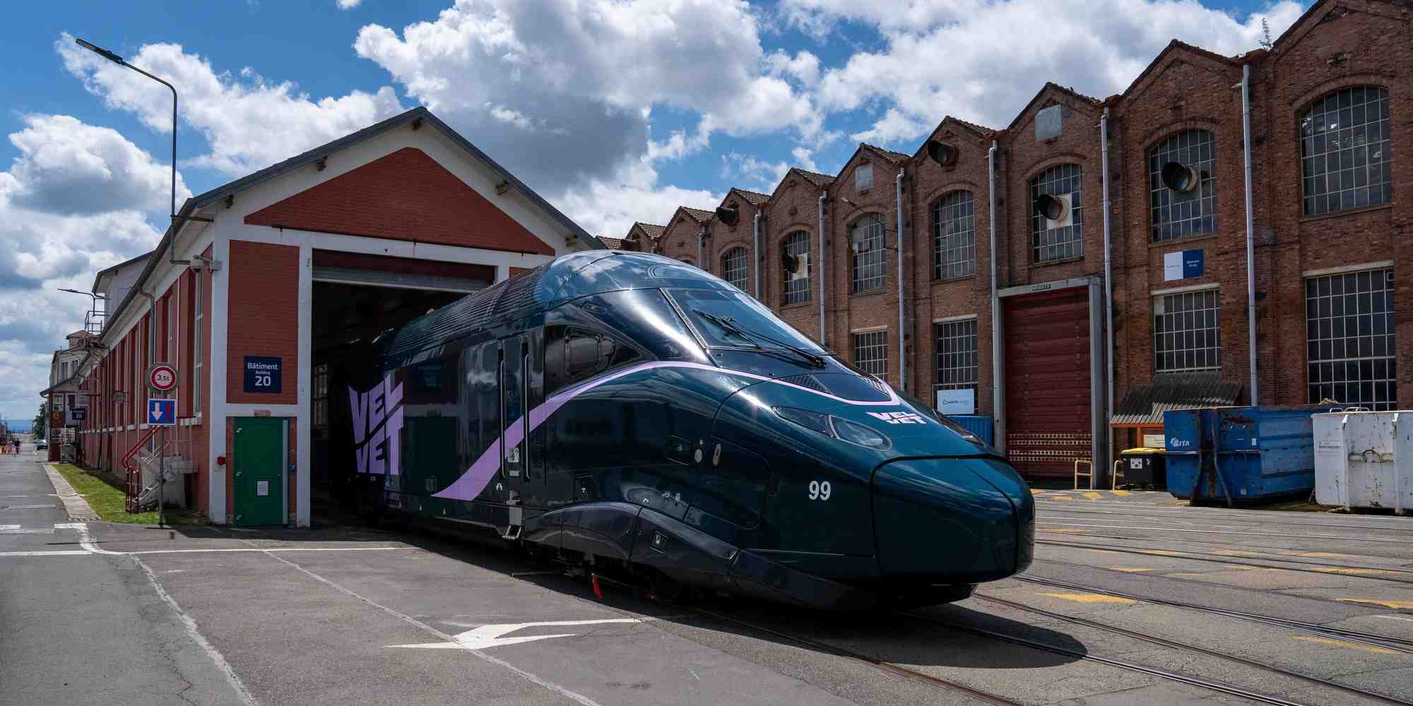 Alstom a dévoilé la première motrice aux couleurs de Velvet, la marque choisie par Proxima.
