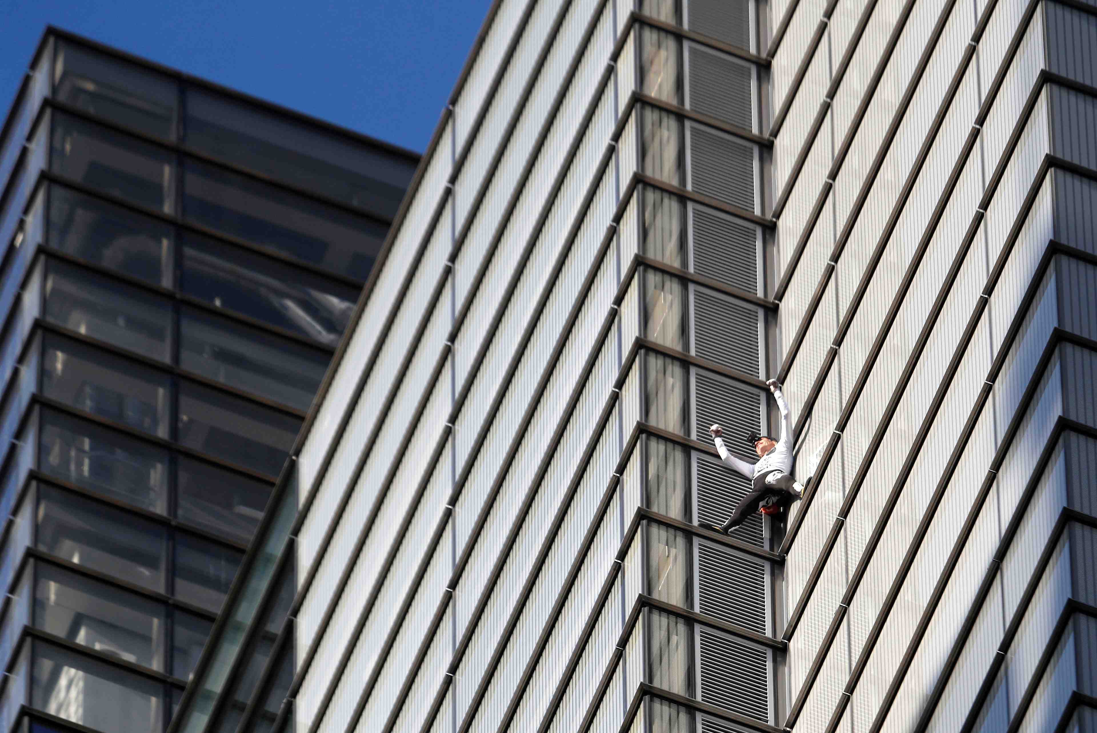 Le "spiderman francais" alain robert escalade une tour a londres