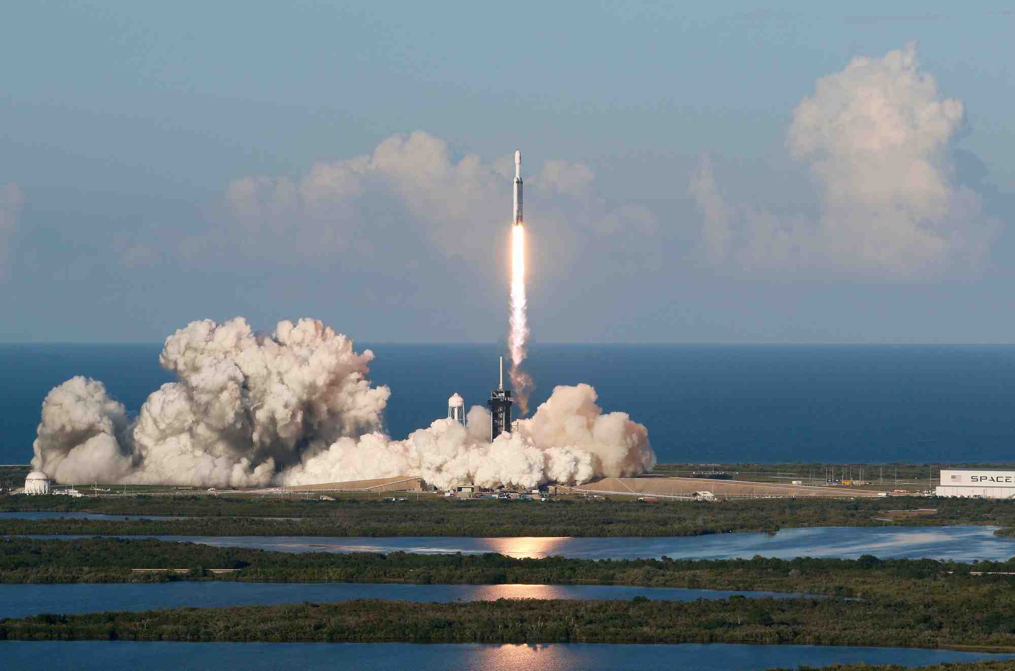 Spacex met sur orbite ses premiers satellites pour starlink