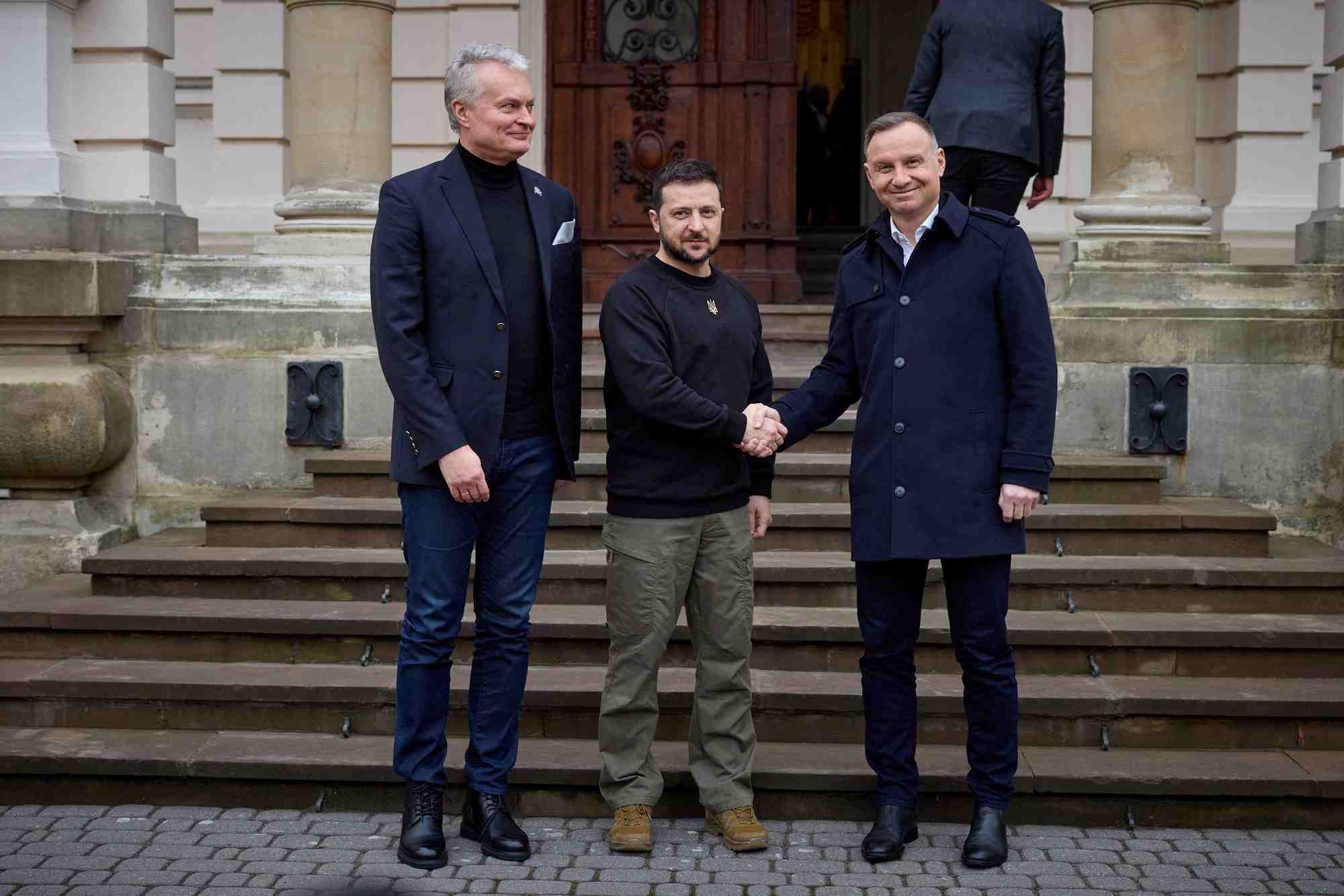 Volodymyr zelenskiy (milieu) accueille le president polonais andrzej duda (droite) et le president lituanien gitanas nauseda, a lviv, en ukraine