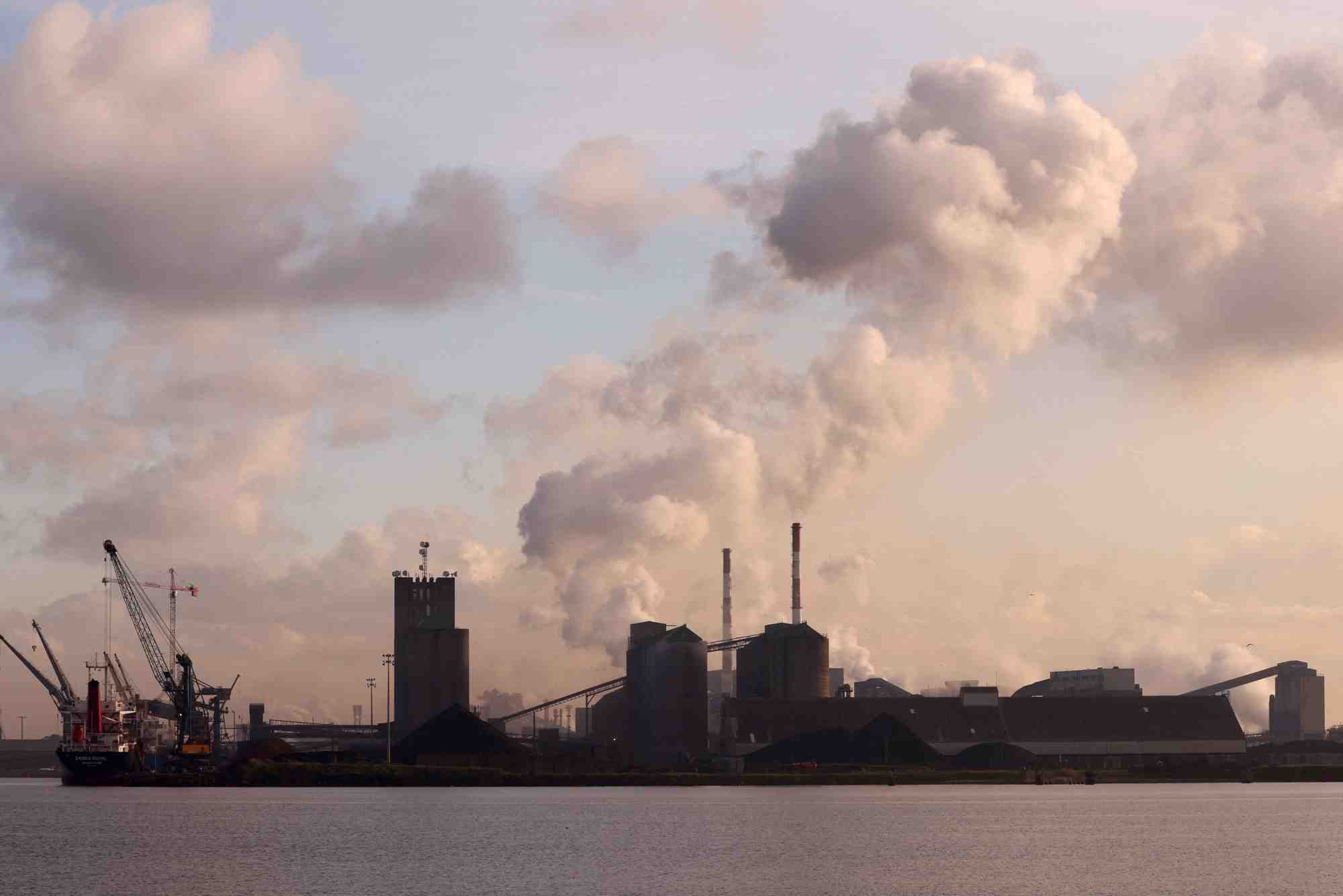 Une usine du port de dunkerque (nord)