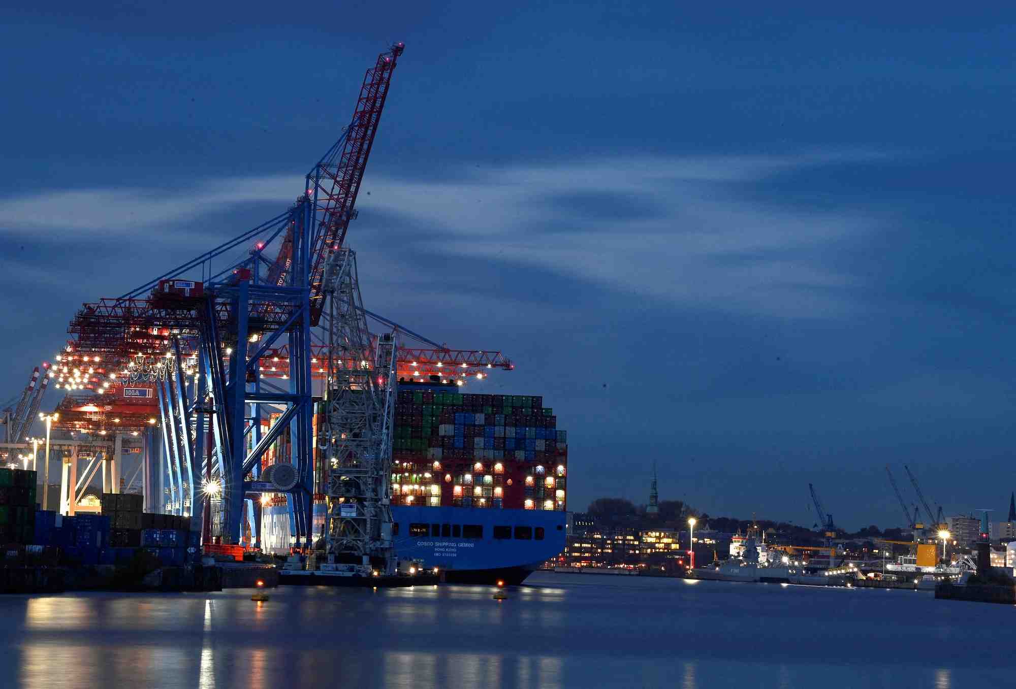 Le cargo "cosco shipping gemini" de la compagnie maritime chinoise "cosco" au terminal a conteneurs "tollerort" dans le port de hambourg