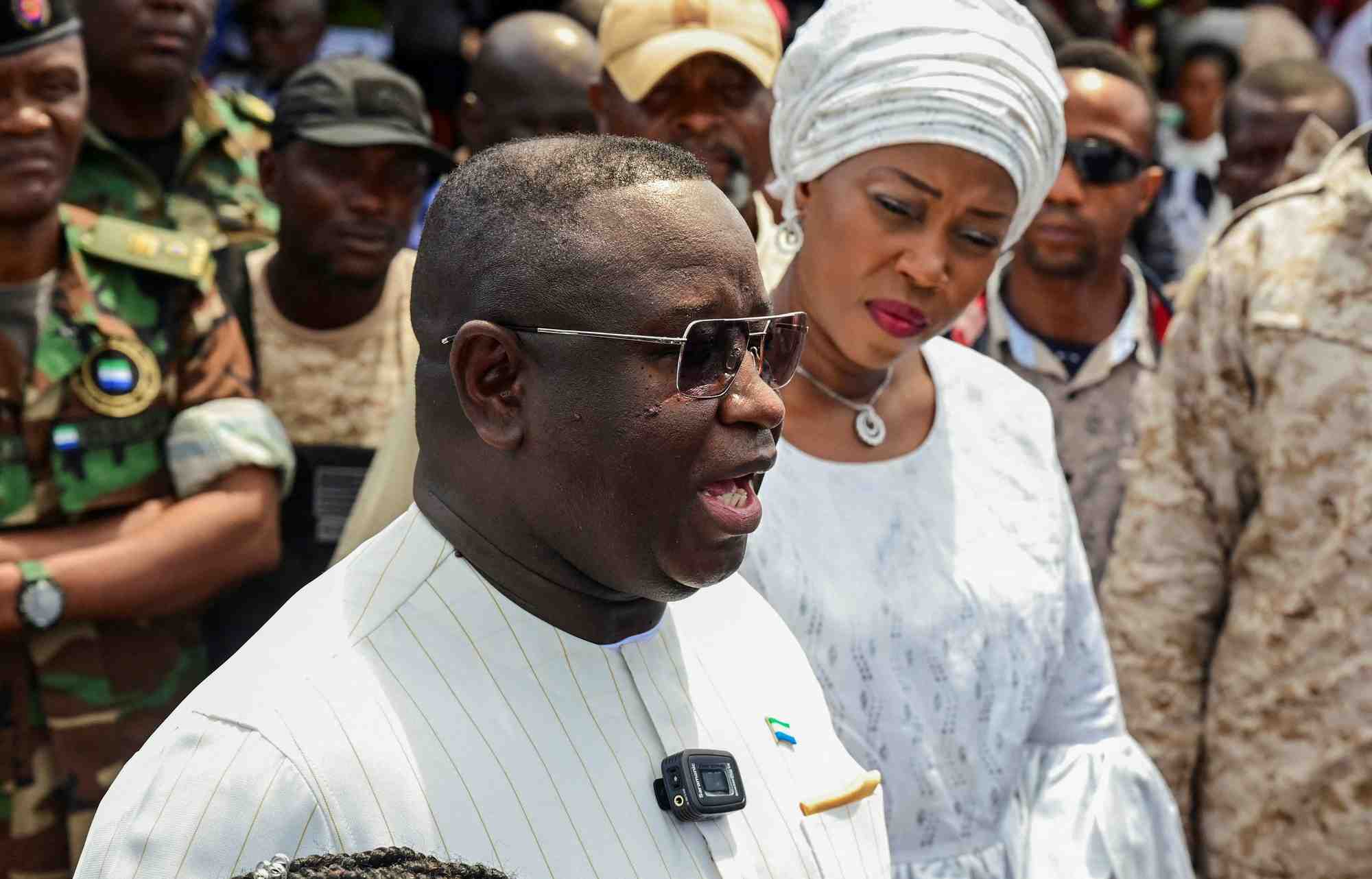 Le president de sierra leone, julius maada bio, s'adresse aux journalistes apres avoir vote a freetown