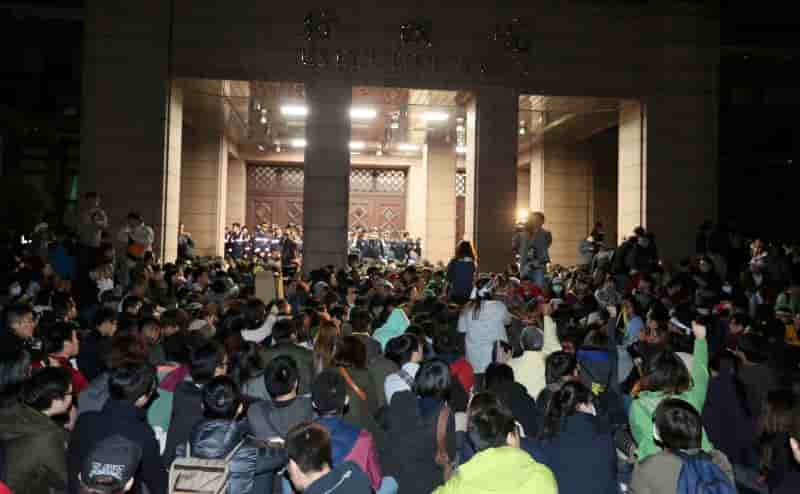 Des manifestants occupent le siège du gouvernement à Taiwan