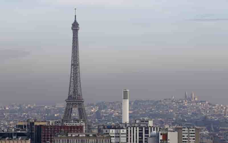 Greenpeace devoile une banderole anti-fn a la tour eiffel