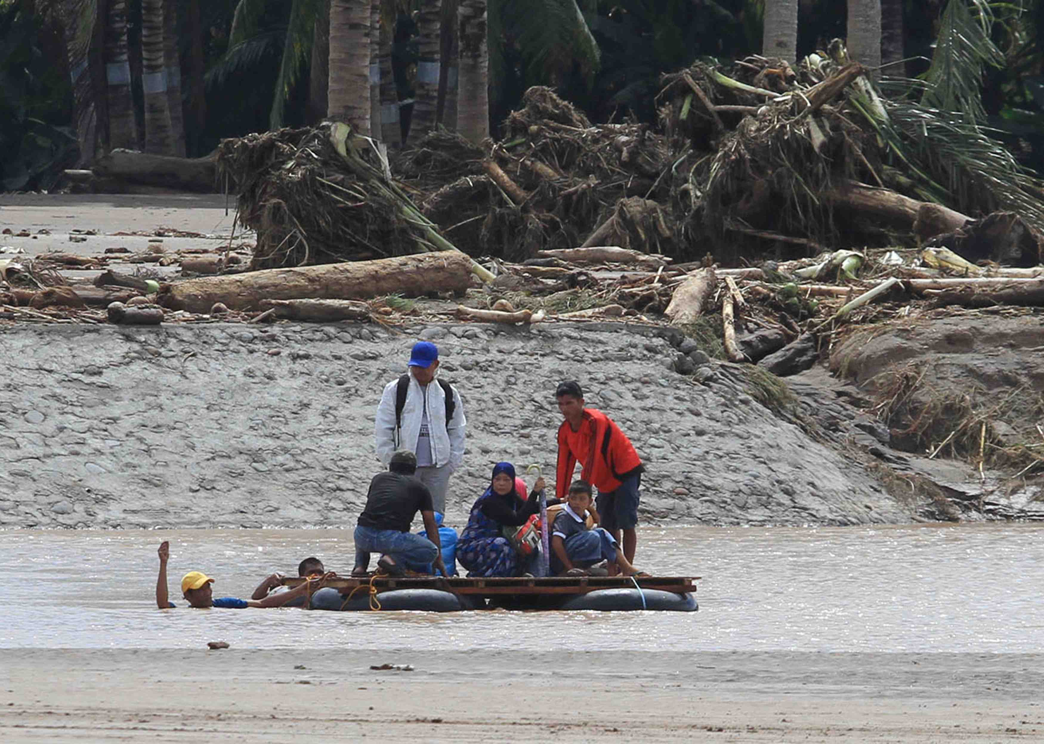 Philippines: le typhon a fait 200 morts et de nombreux sans-abri