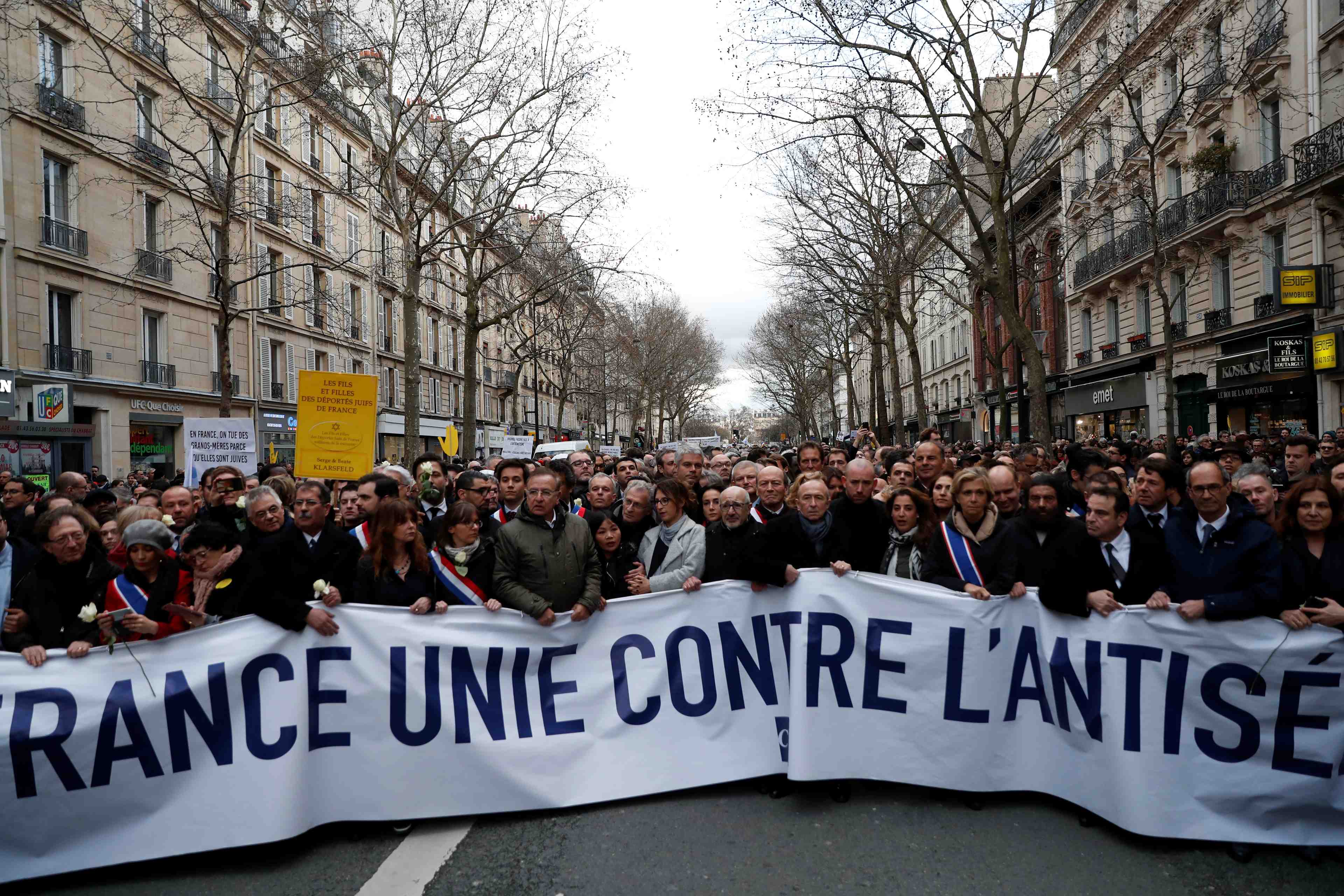 Le pen et melenchon hues a la marche pour mireille knoll