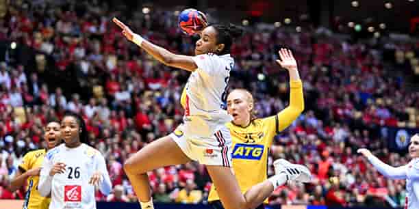 La capitaine française, Estelle Nze Minko, lors de la demi-finale face à la Suède, vendredi à Herning (Danemark).