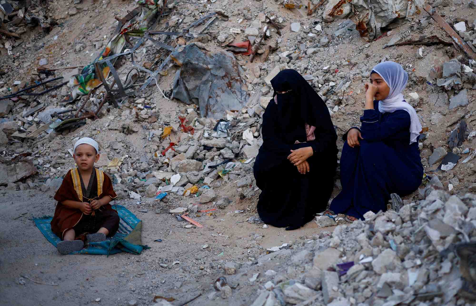 Les palestiniens prient pour l'aid al-adha pres des ruines de la mosquee al-rahma