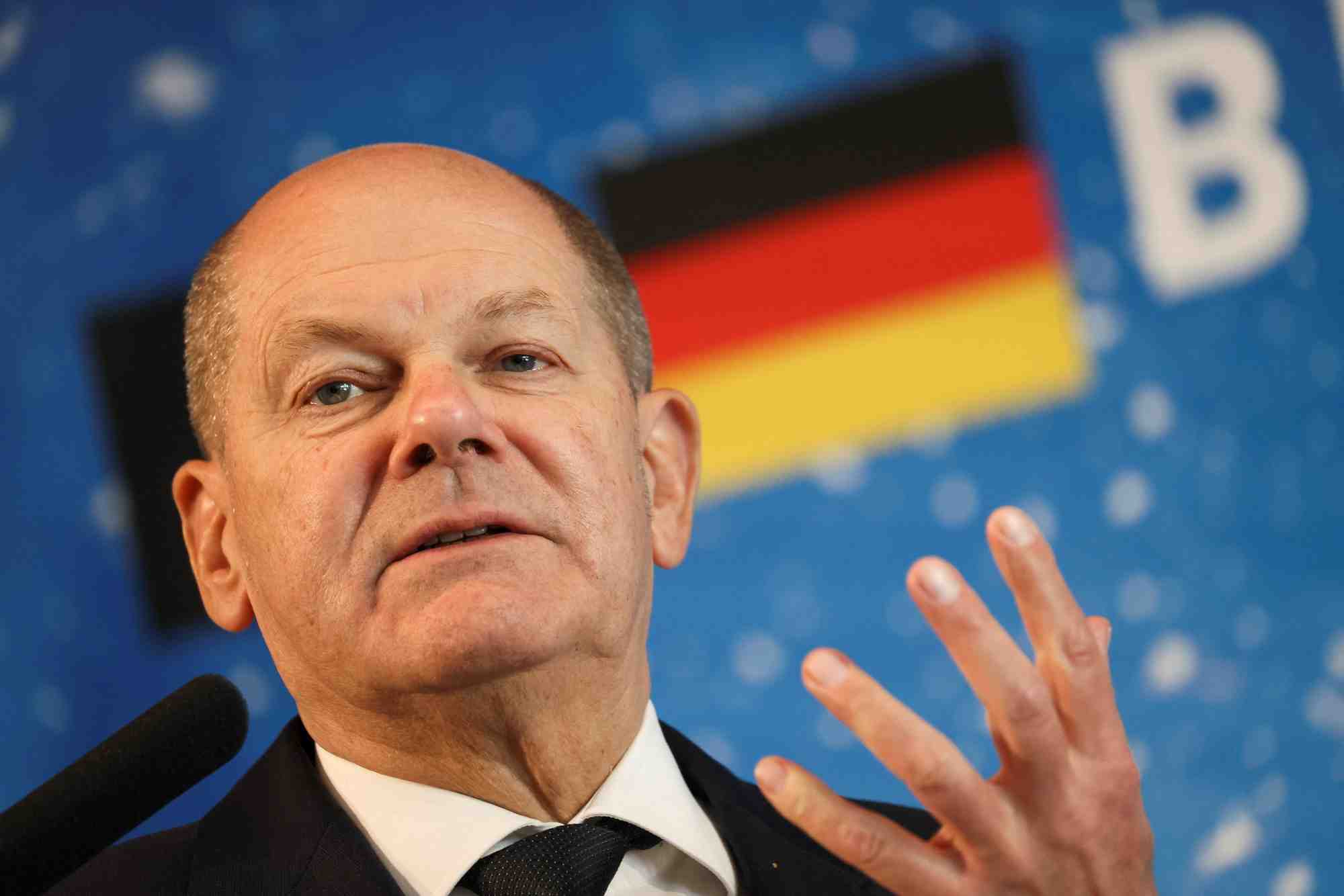 Le chancelier allemand olaf scholz lors d'une conference de presse a zeebrugge, belgique