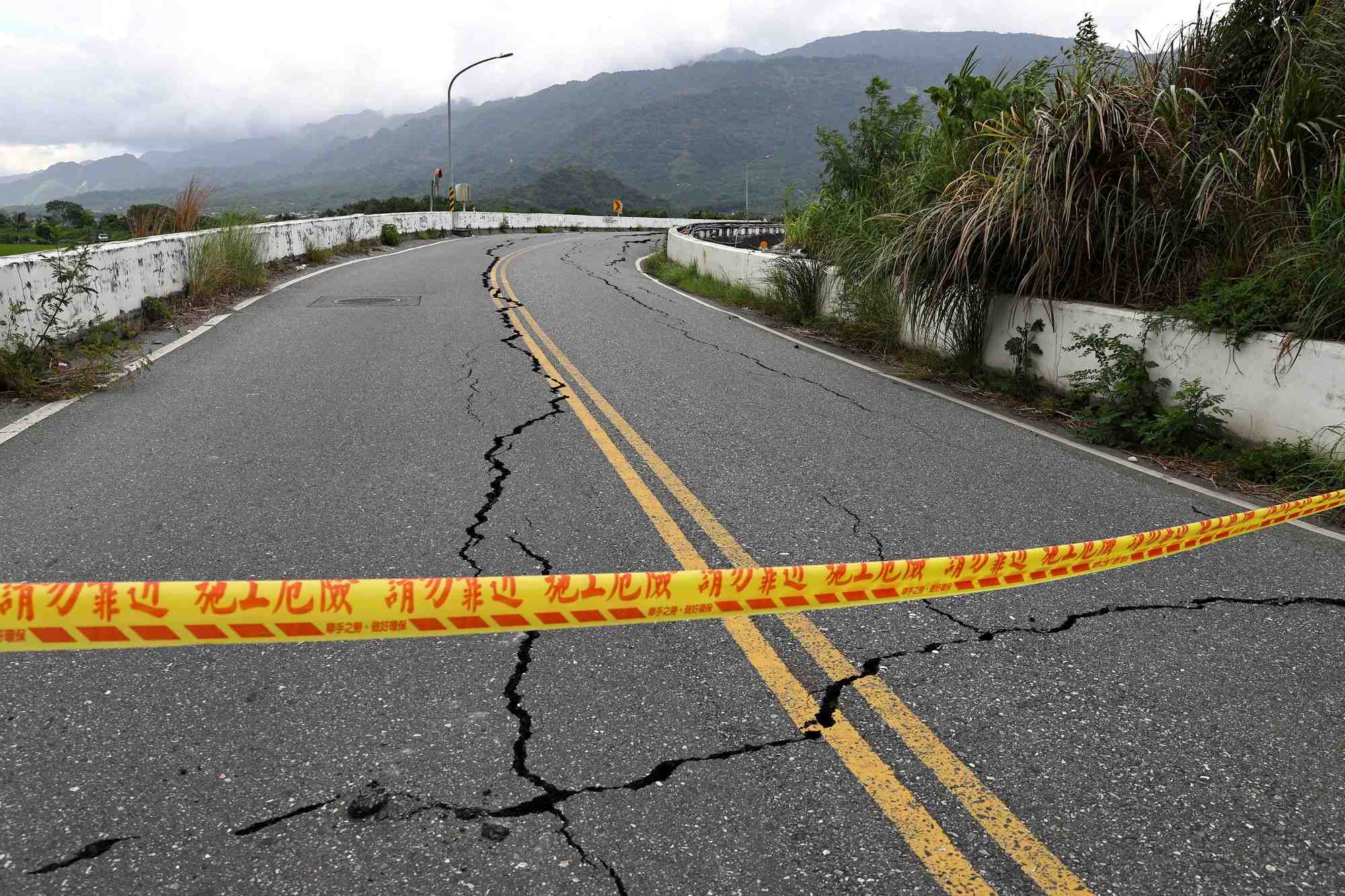 Photo d'archives : une route endommagee apres un tremblement de terre a hualien, taiwan
