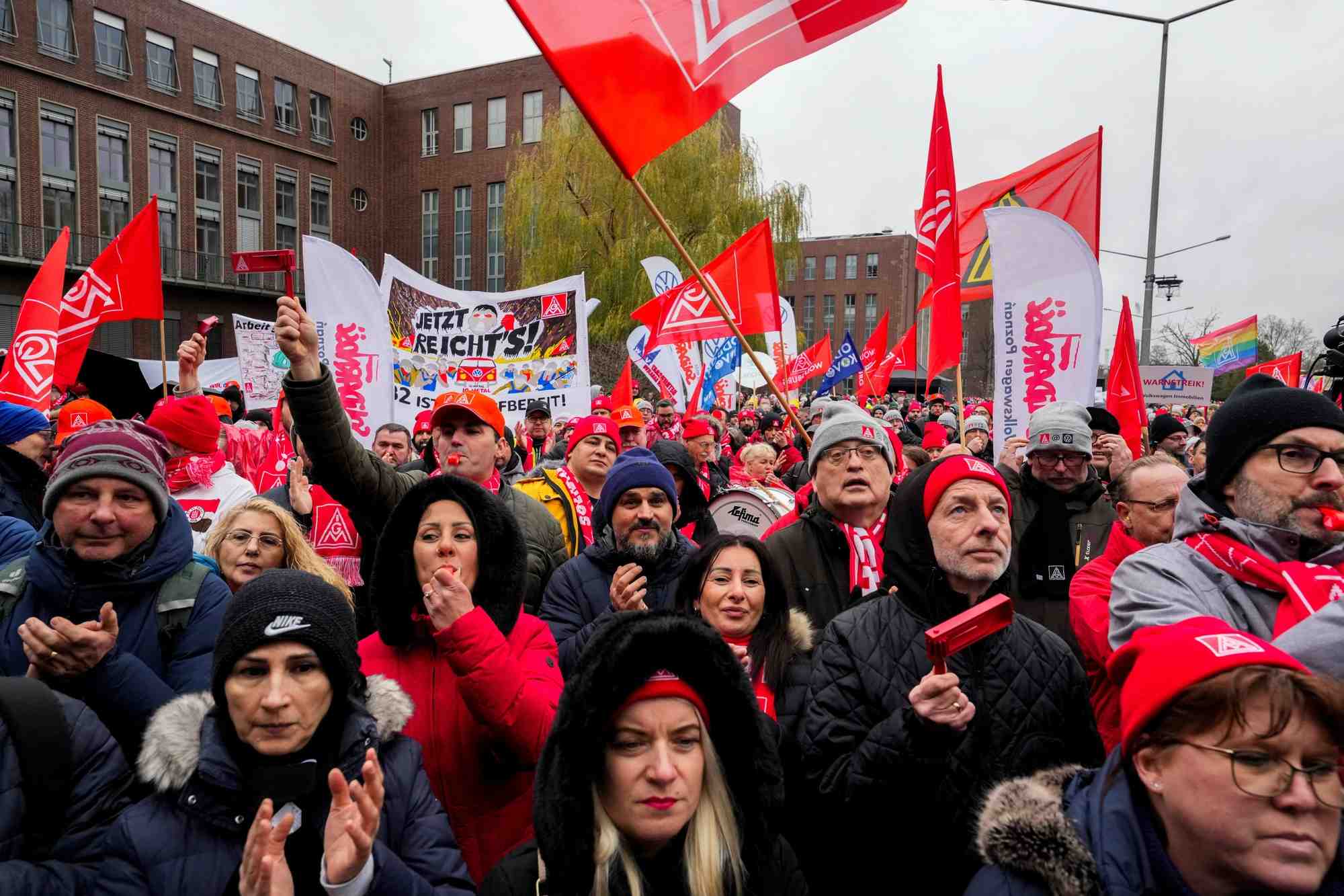 Des employes protestent lors d'une greve d'avertissement organisee par le syndicat ig metall, devant le siege de volkswagen a wolfsburg