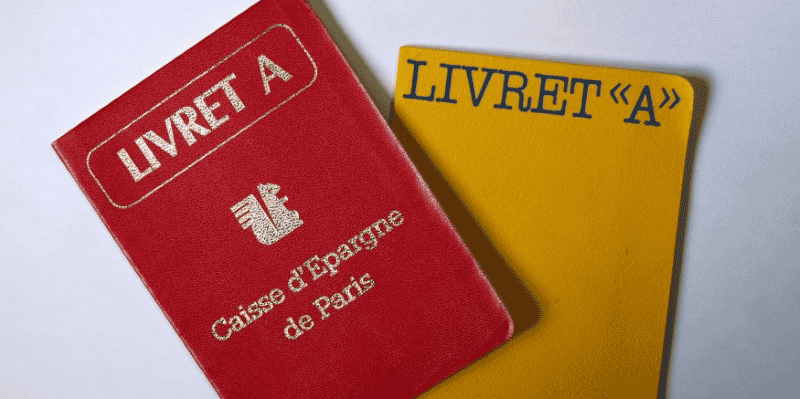 Considéré comme un placement refuge, le Livret A est le deuxième préféré des Français derrière l'assurance vie et devant le plan épargne logement et l'épargne salariale. 55 millions de Français de tous âges confondus en posséderaient un d'après la Caisse des Dépôts, avec une moyenne de 4 800 euros par livret.