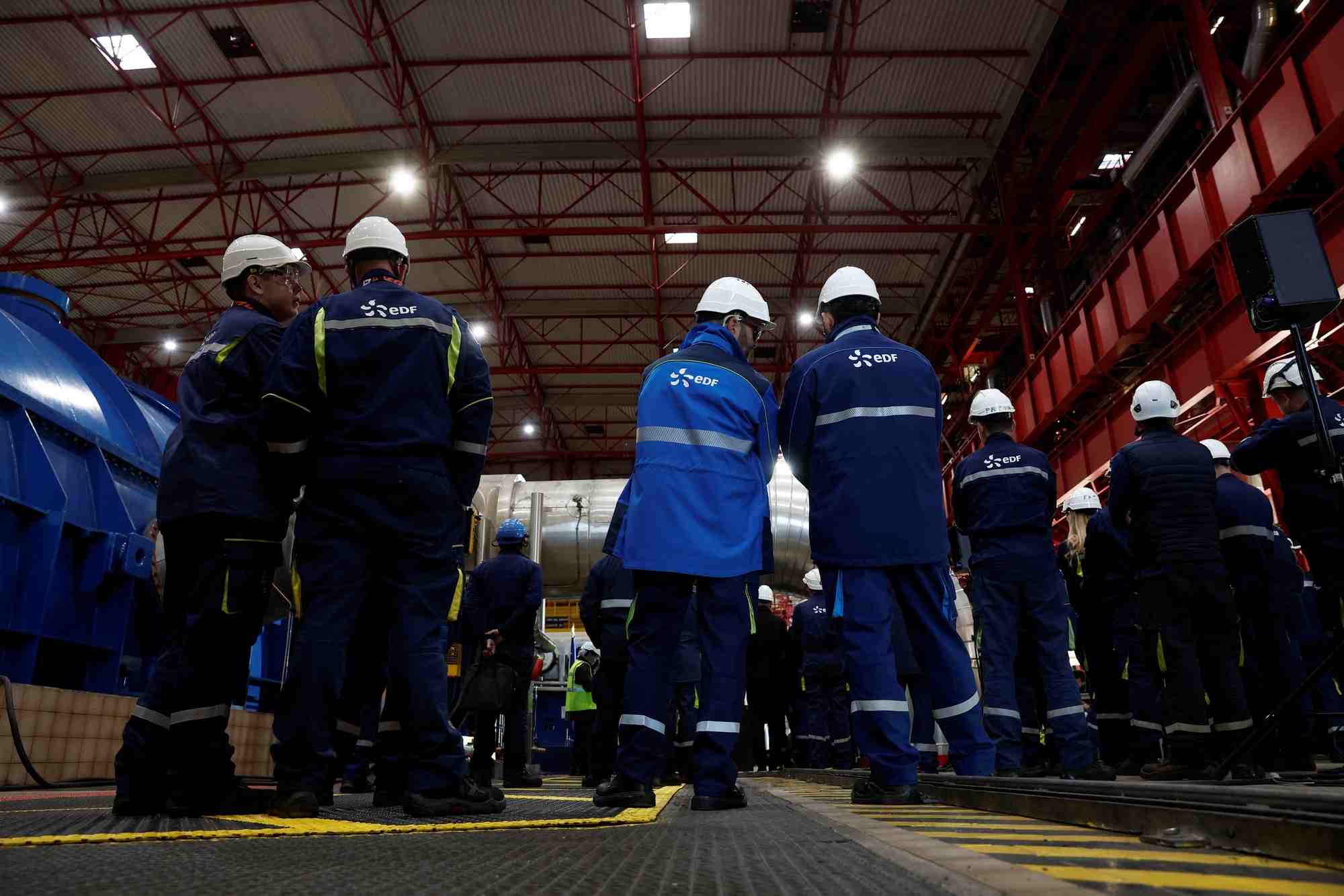 Des salaries d'edf dans la centrale nucleaire de petit-caux, en france