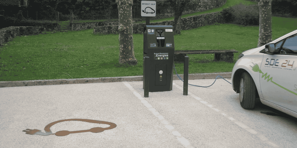 La croissance du nombre de véhicules électriques vendus et de bornes de recharge installées est identique en Nouvelle-Aquitaine.