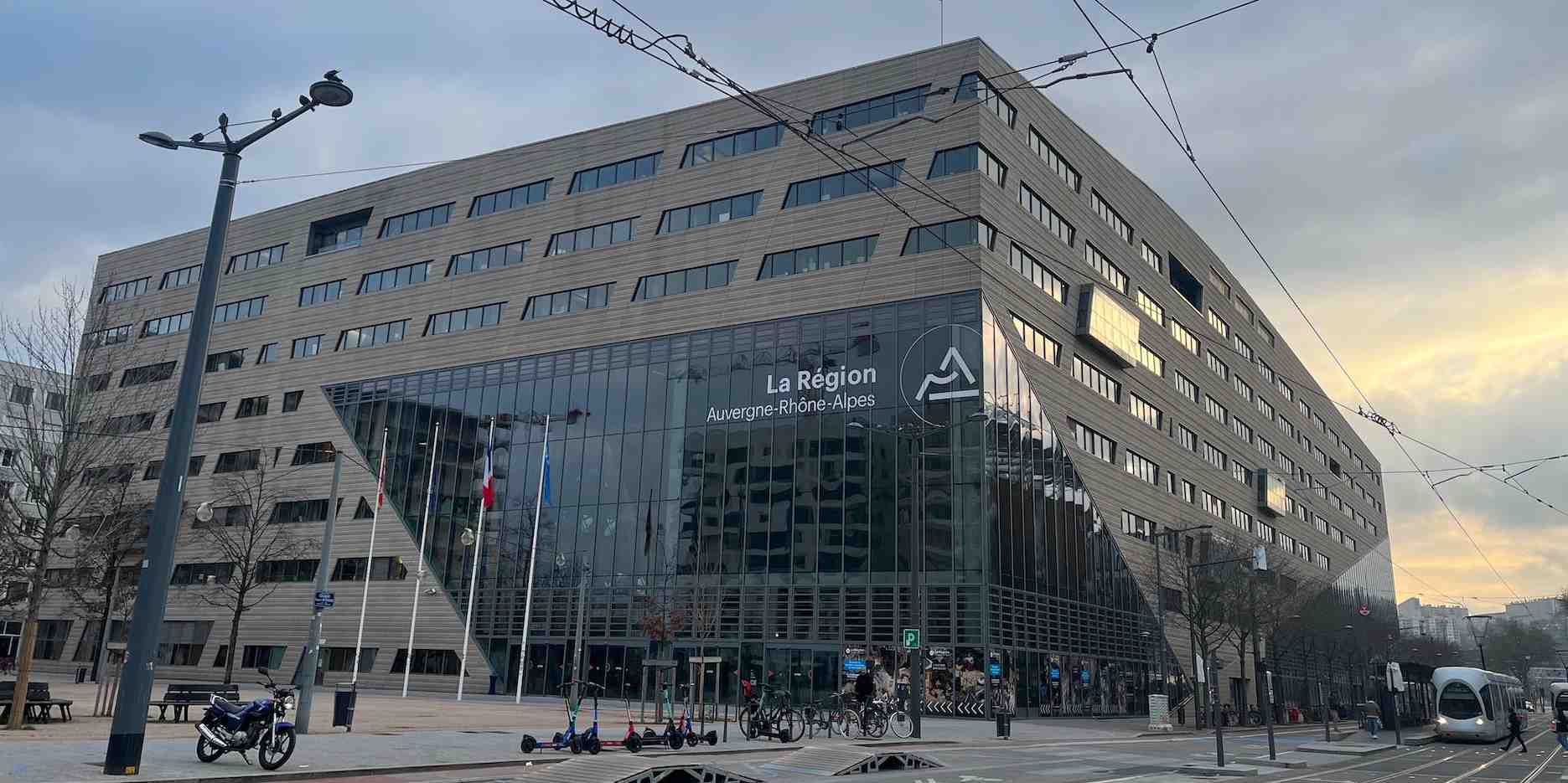 La Région Auvergne-Rhône-Alpes se prépare à retirer ses budgets dédiés à l'Economie sociale et solidaire (hors Fonds social européen) selon la CRESS AURA. La collectivité cherche à réaliser 80 millions d'euros d'économies de fonctionnement pour 2025.