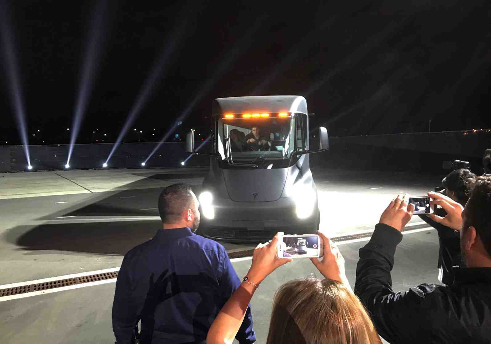 Tesla devoile un prototype de gros camion electrique