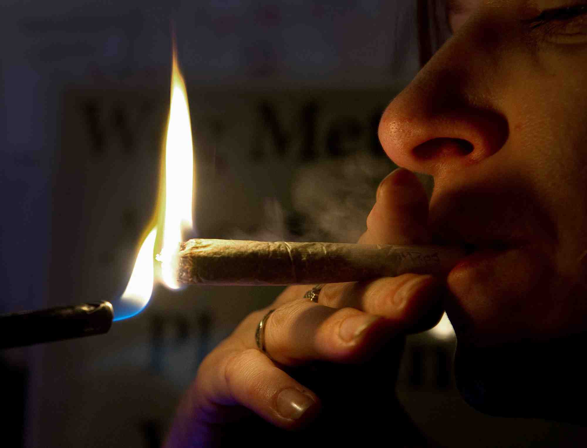 Une consommatrice de cannabis dans un cafe a amsterdam