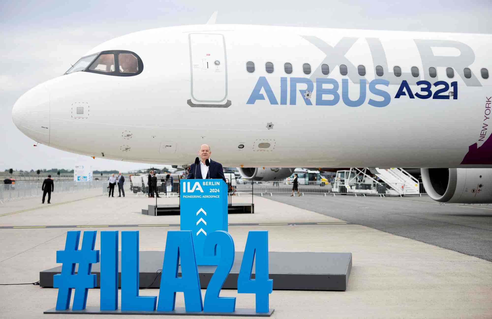 Le chancelier allemand olaf scholz lors de l'ouverture du salon international de l'aerospatiale ila a l'aeroport de schoenefeld