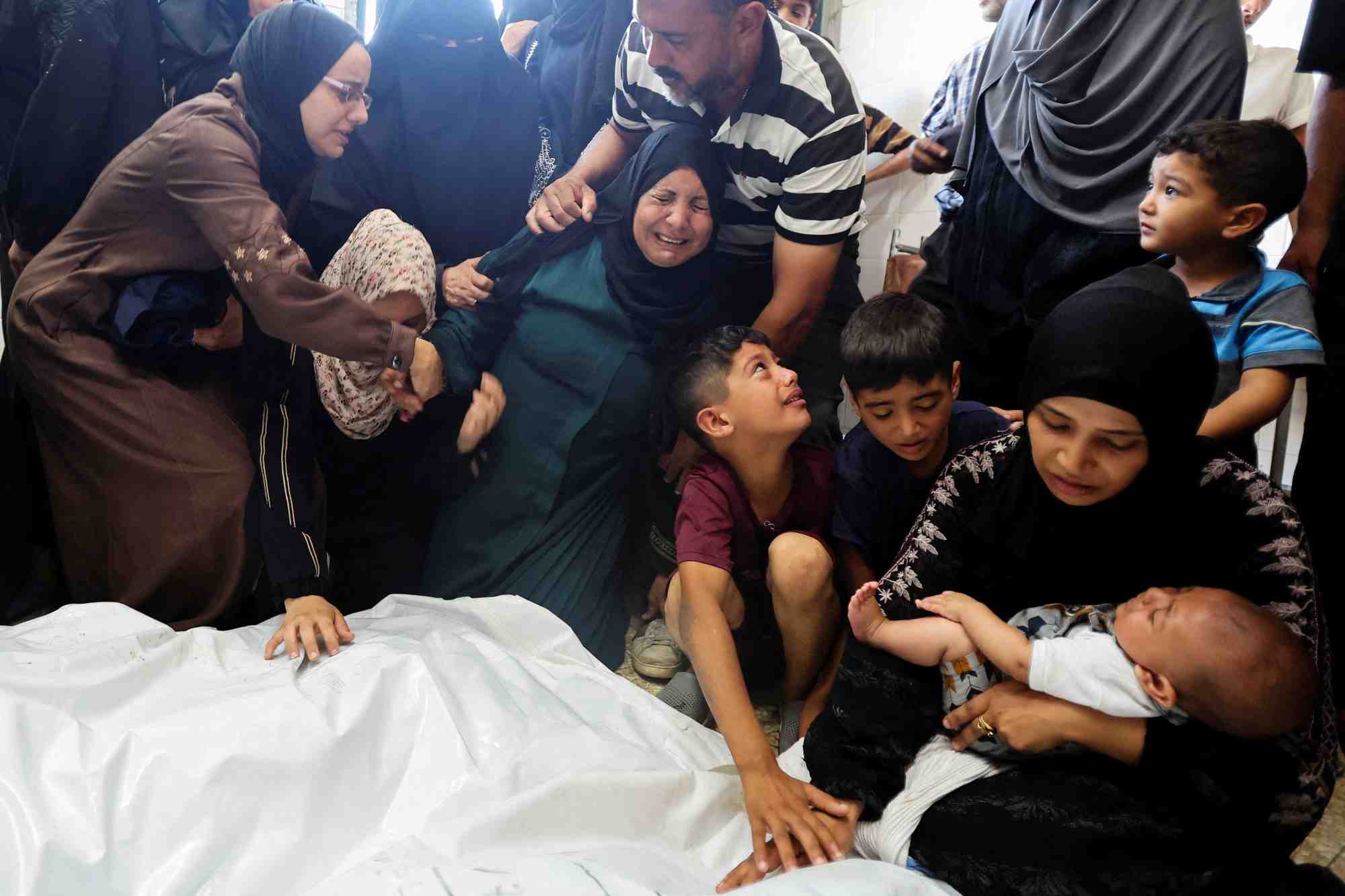 Les palestiniens pleurent leurs proches tues lors de frappes israeliennes