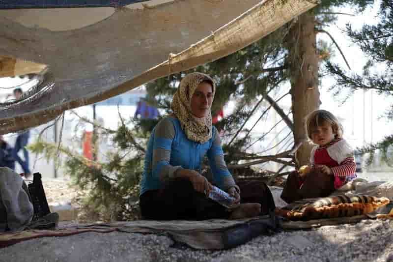 Des syriens refugies en turquie veulent aider leurs proches bloques de l'autre cote de la frontiere