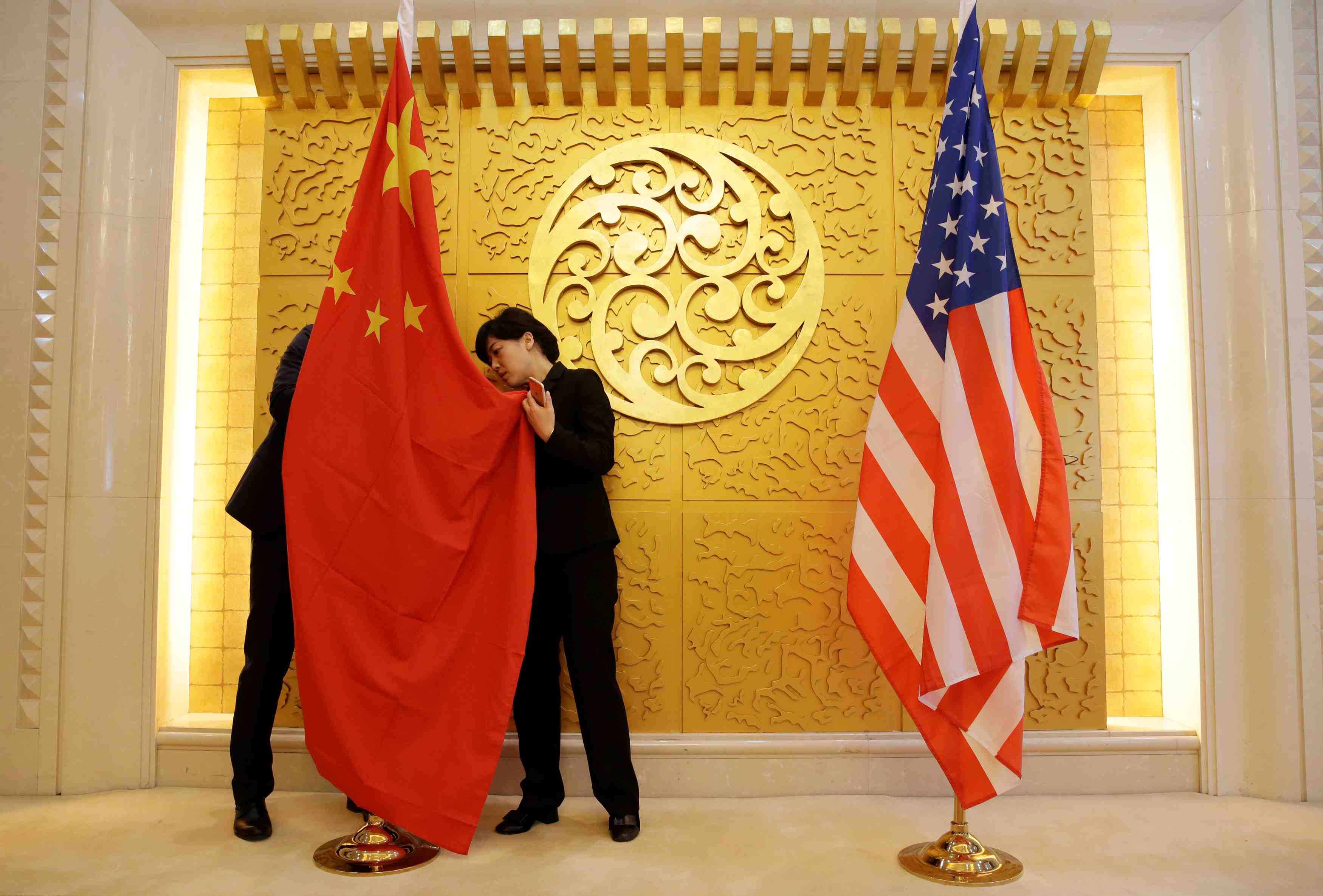 Washington et pekin figent leurs positions lors de discussions en chine