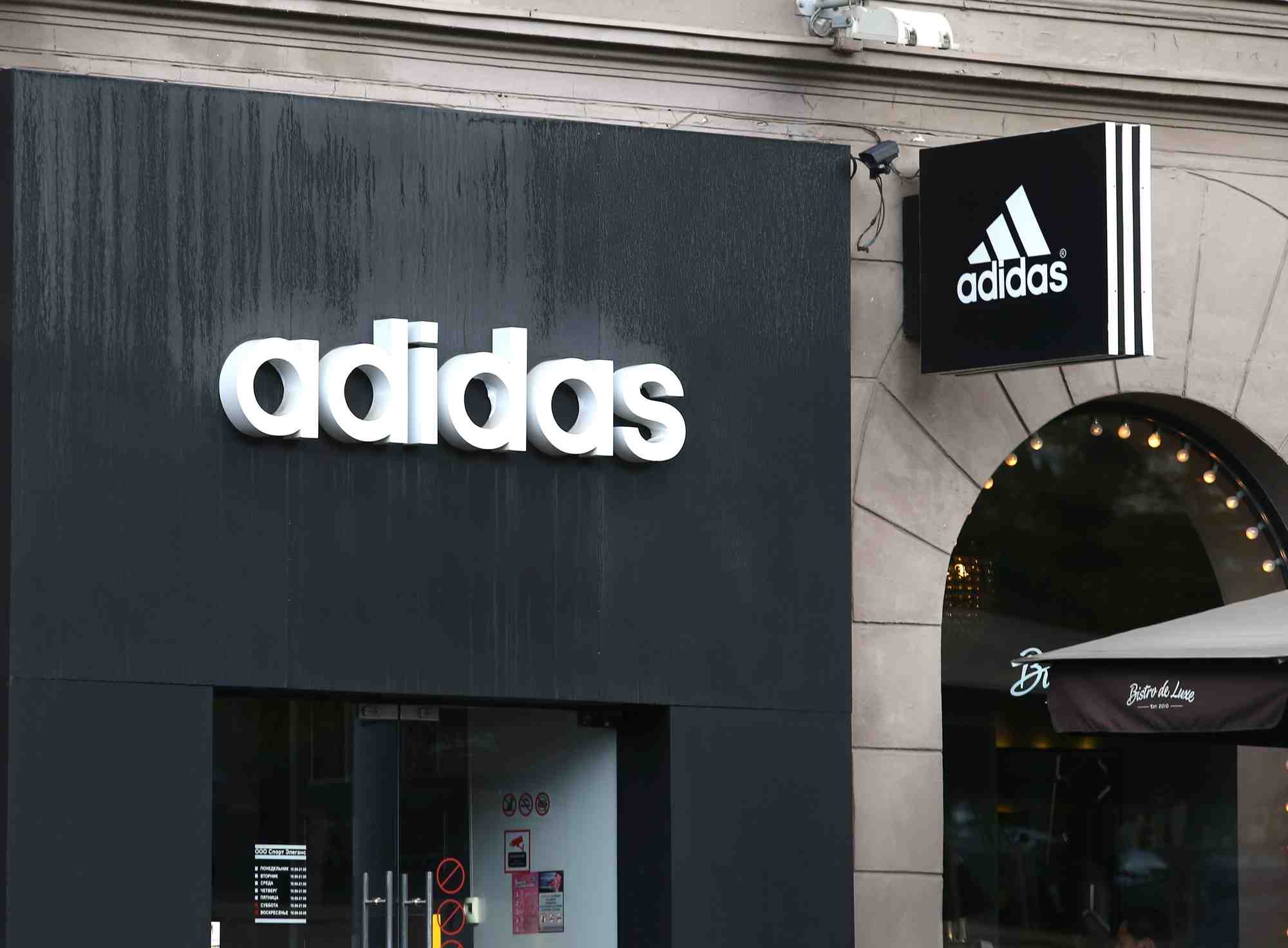 Adidas abaisse son objectif de benefice annuel, lenteur de la reprise en chine