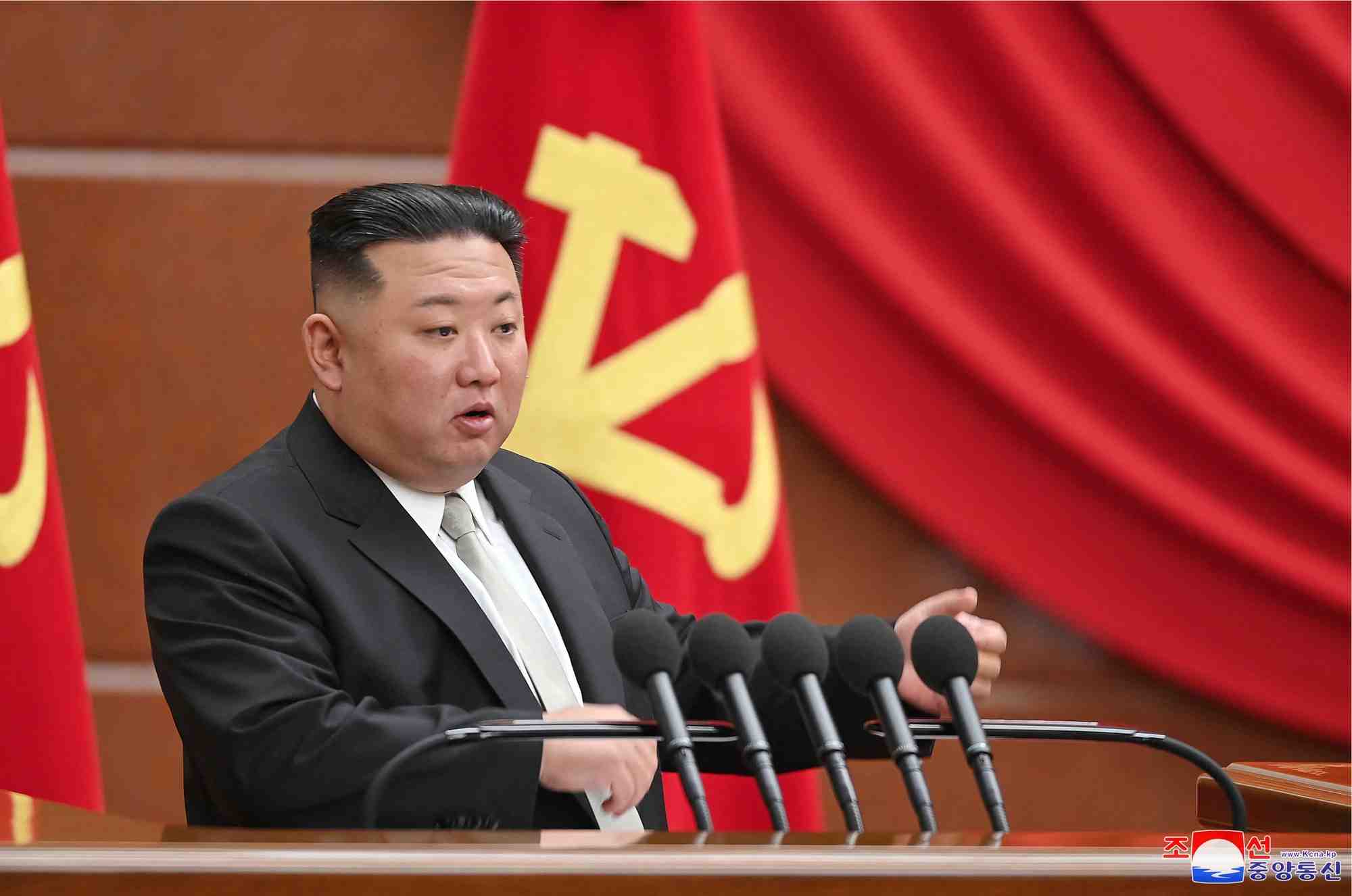 Photo de kim jong-un lors d'une session de la sixieme reunion elargie du huitieme comite central du parti des travailleurs, a pyongyang, en coree du nord