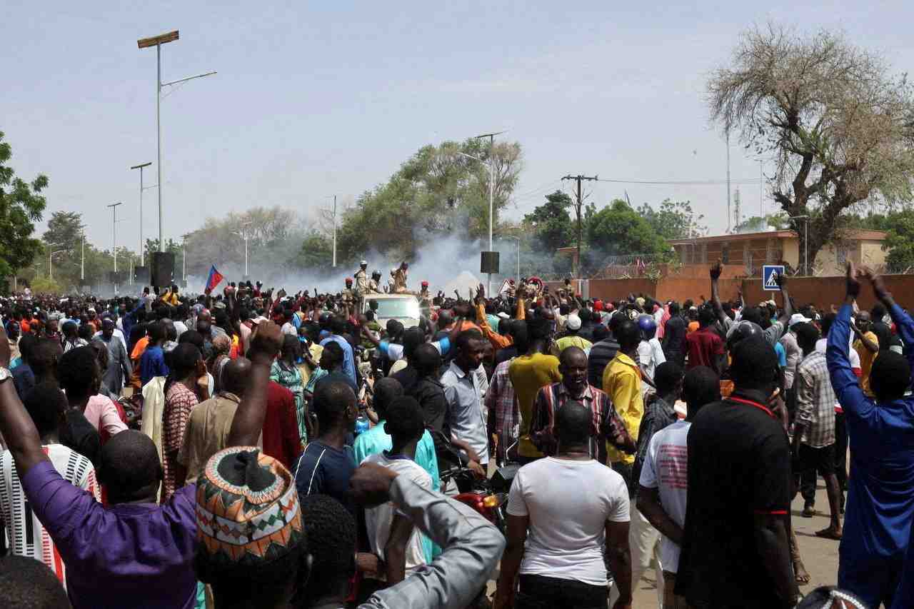 Des manifestants pro-junte se rassemblent devant l'ambassade de france a niamey