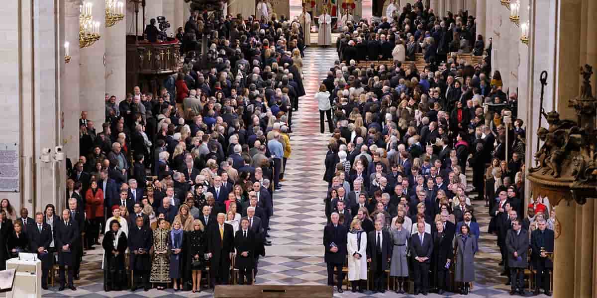Des invités assistent à l'ouverture des portes de la cathédrale Notre-Dame lors de la cérémonie marquant la réouverture de la cathédrale emblématique, dans le centre de Paris, le 7 décembre 2024.