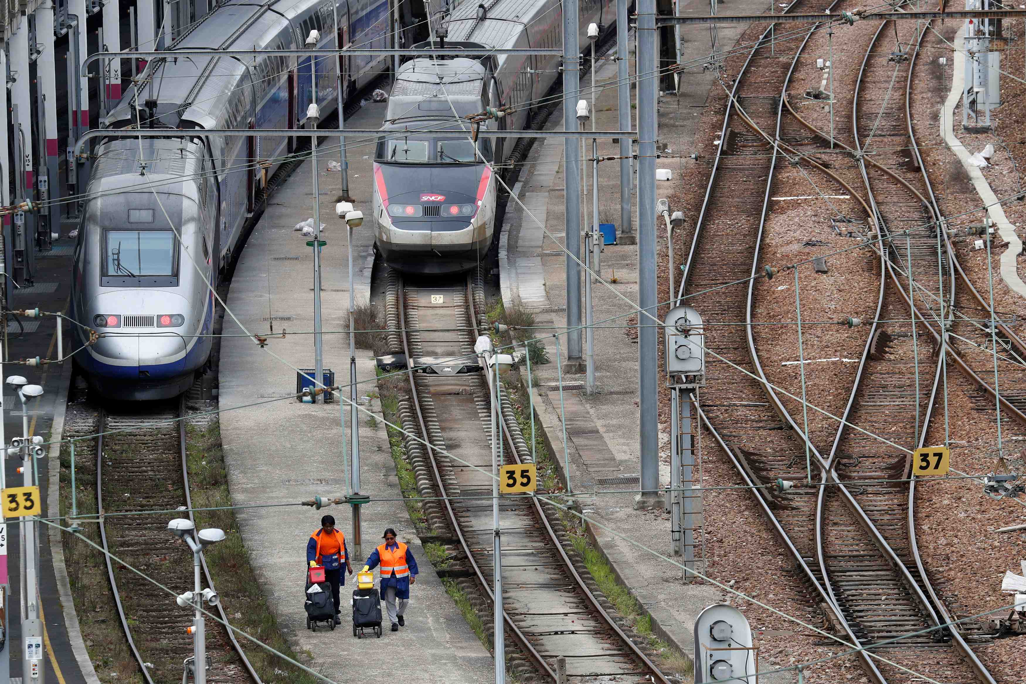 Le gouvernement tiendra bon face a la greve a la sncf, selon borne