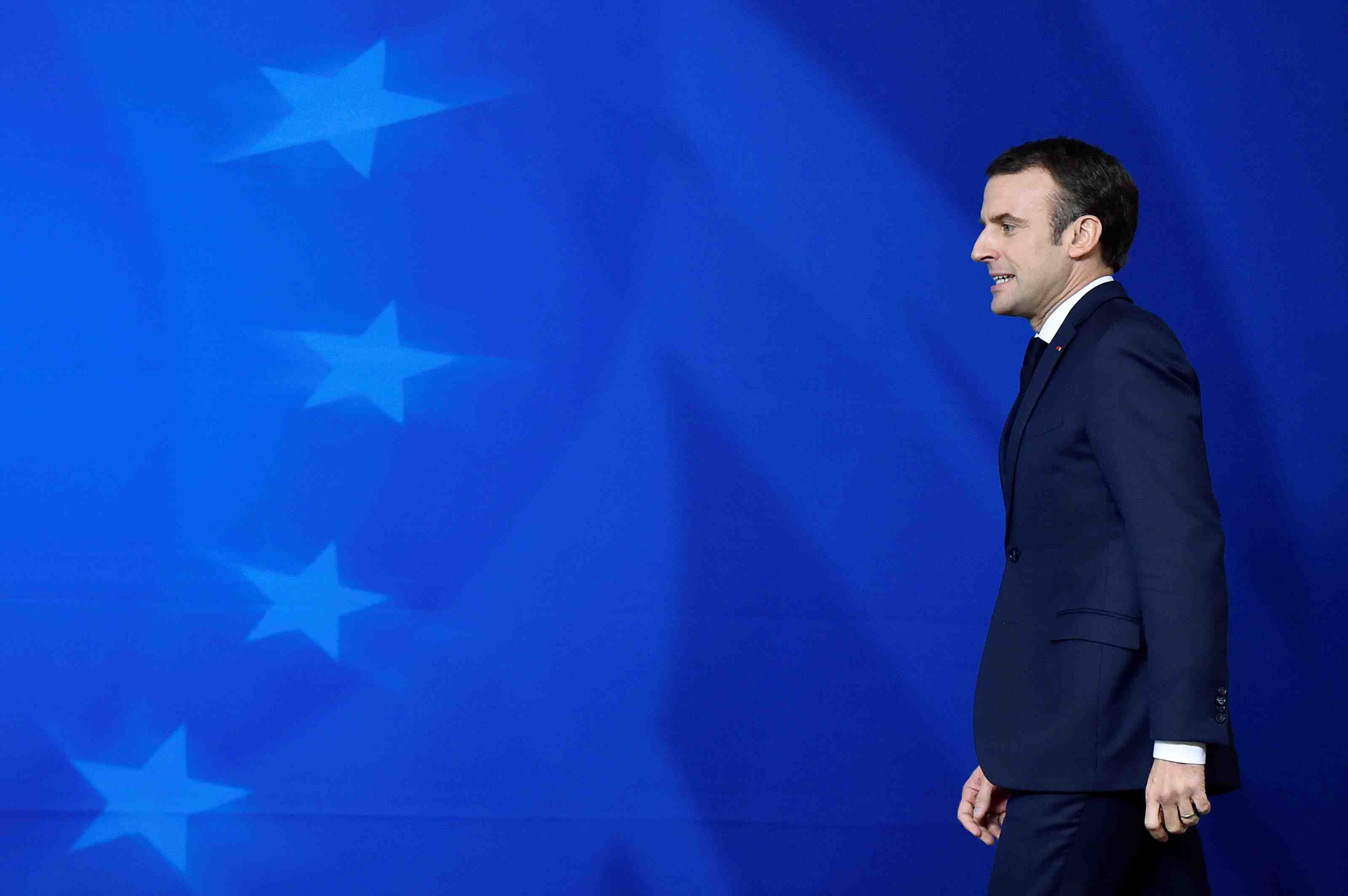 Gilets jaunes: macron absent a biarritz pour preparer le debat
