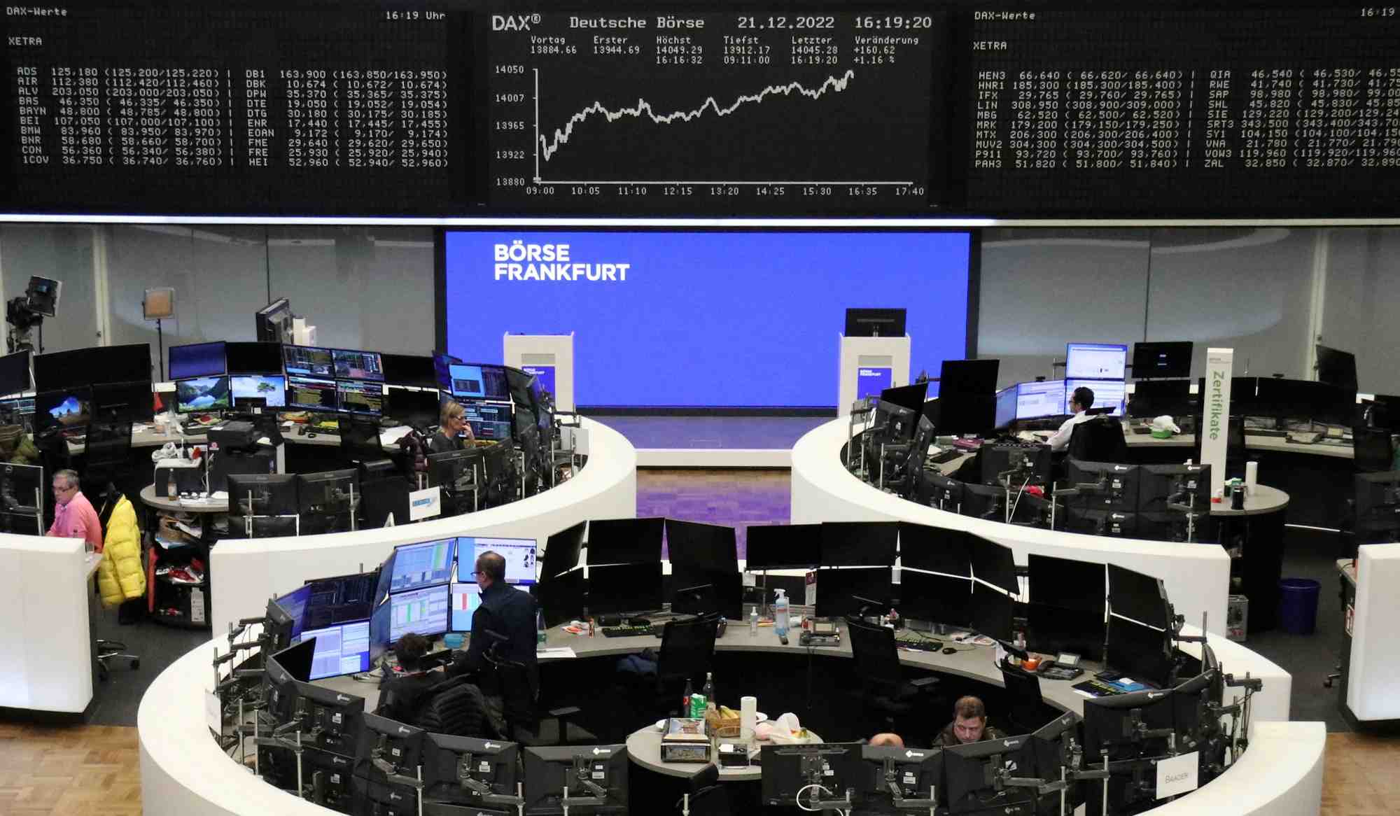 Photo des traders travaillant a leurs bureaux a la bourse de francfort