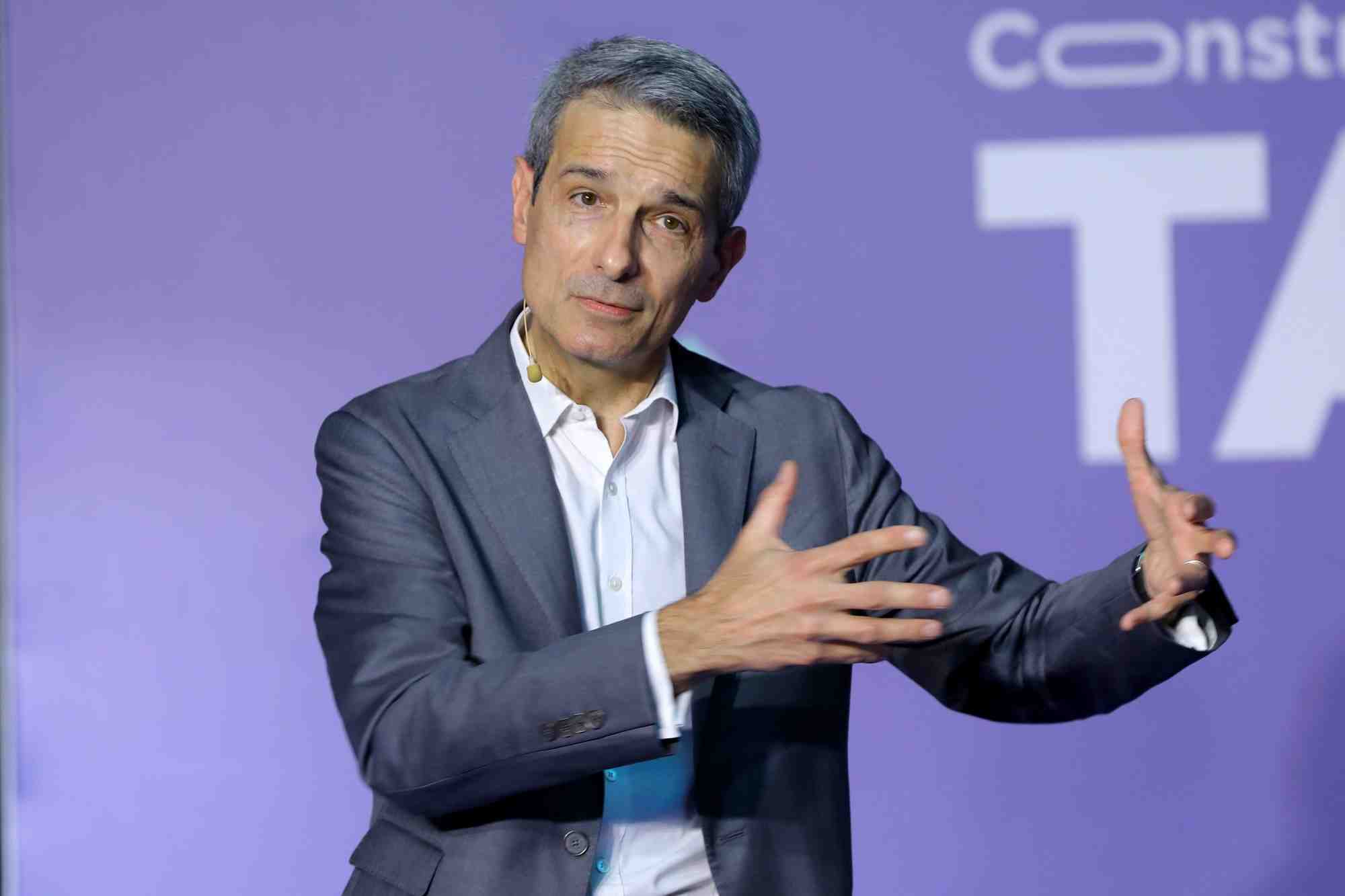 Le directeur général de Saint-Gobain, Benoit Bazin, lors d'un débat public à Dubaï le 6 décembre 2023.