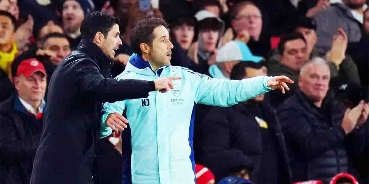 Mikel Arteta et Nicolas Jover (à droite) lors du match Arsenal-Manchester United, mercredi.