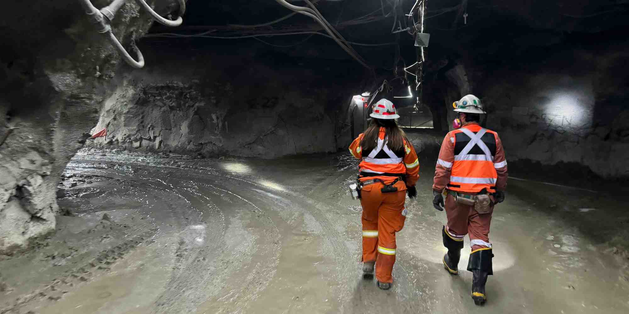 Des ouvriers marchent dans un tunnel de la mine de cuivre Codelco El Teniente, la plus grande mine de cuivre souterraine au monde, près de Rancagua, au Chili, le 30 juillet 2024.