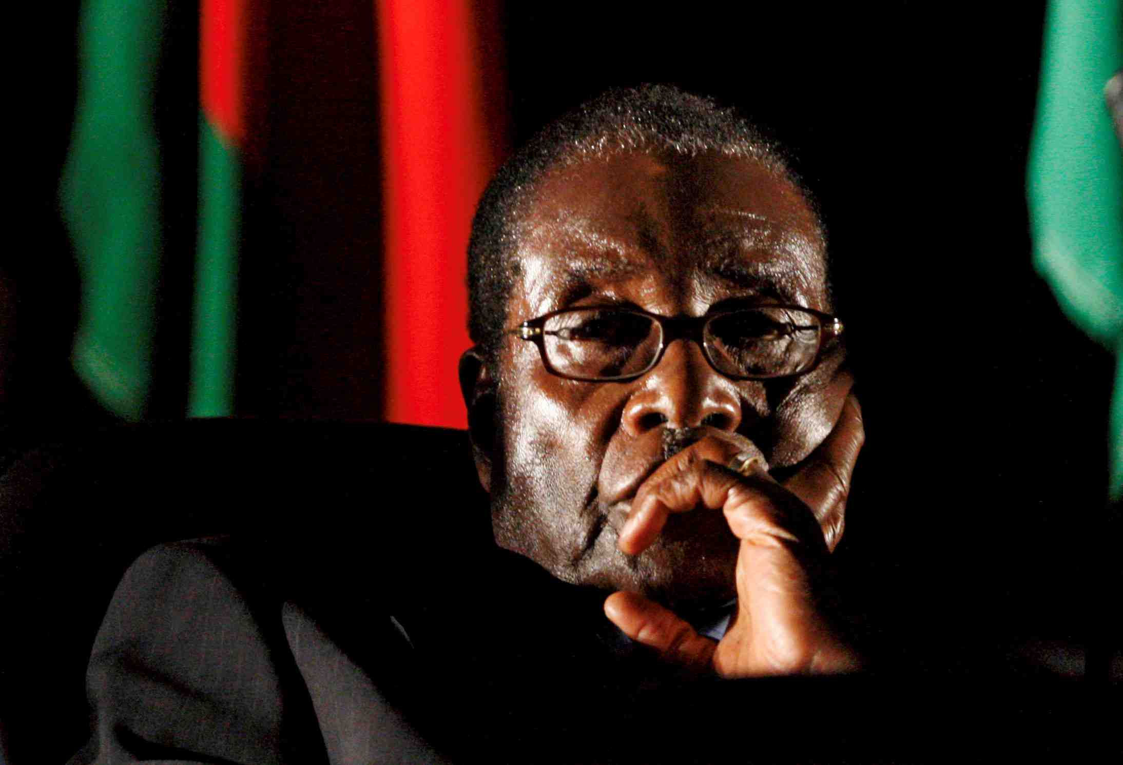 Le sort de mugabe en jeu dans la confusion du coup d'etat