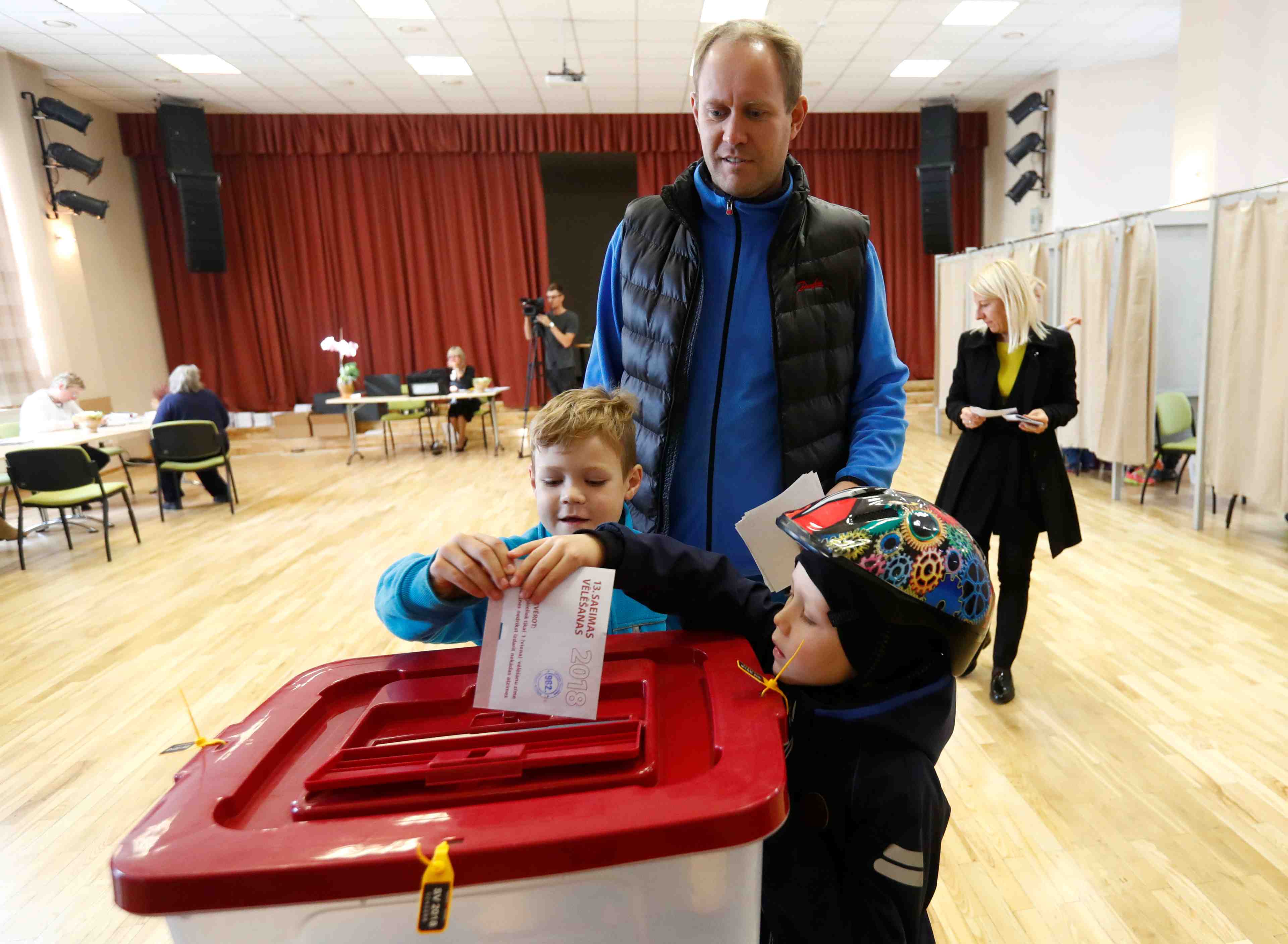 Les partis pro-europeens resistent en lettonie, selon un sondage