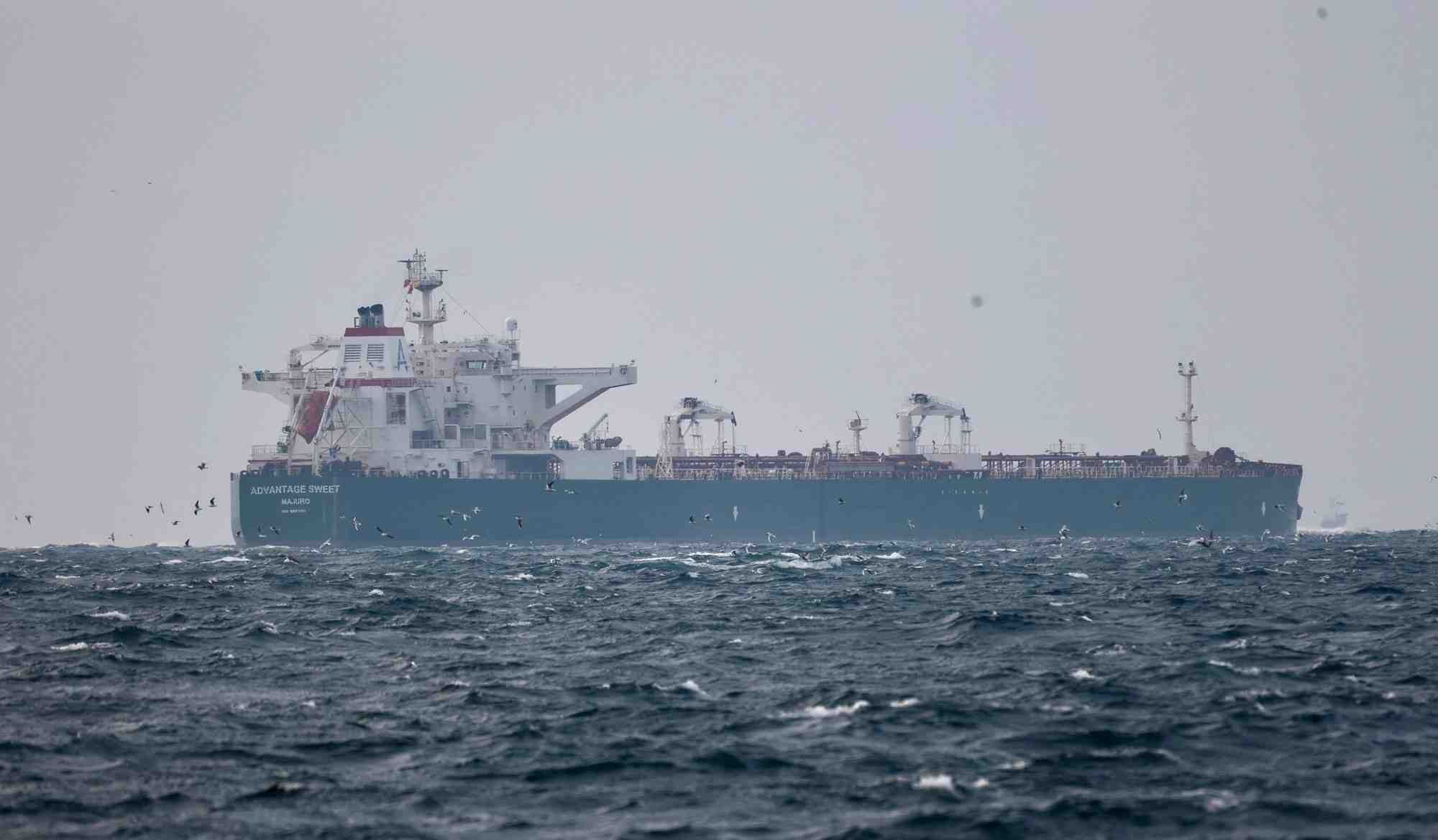 Le petrolier advantage sweet, battant pavillon des iles marshall, en mer de marmara pres d'istanbul