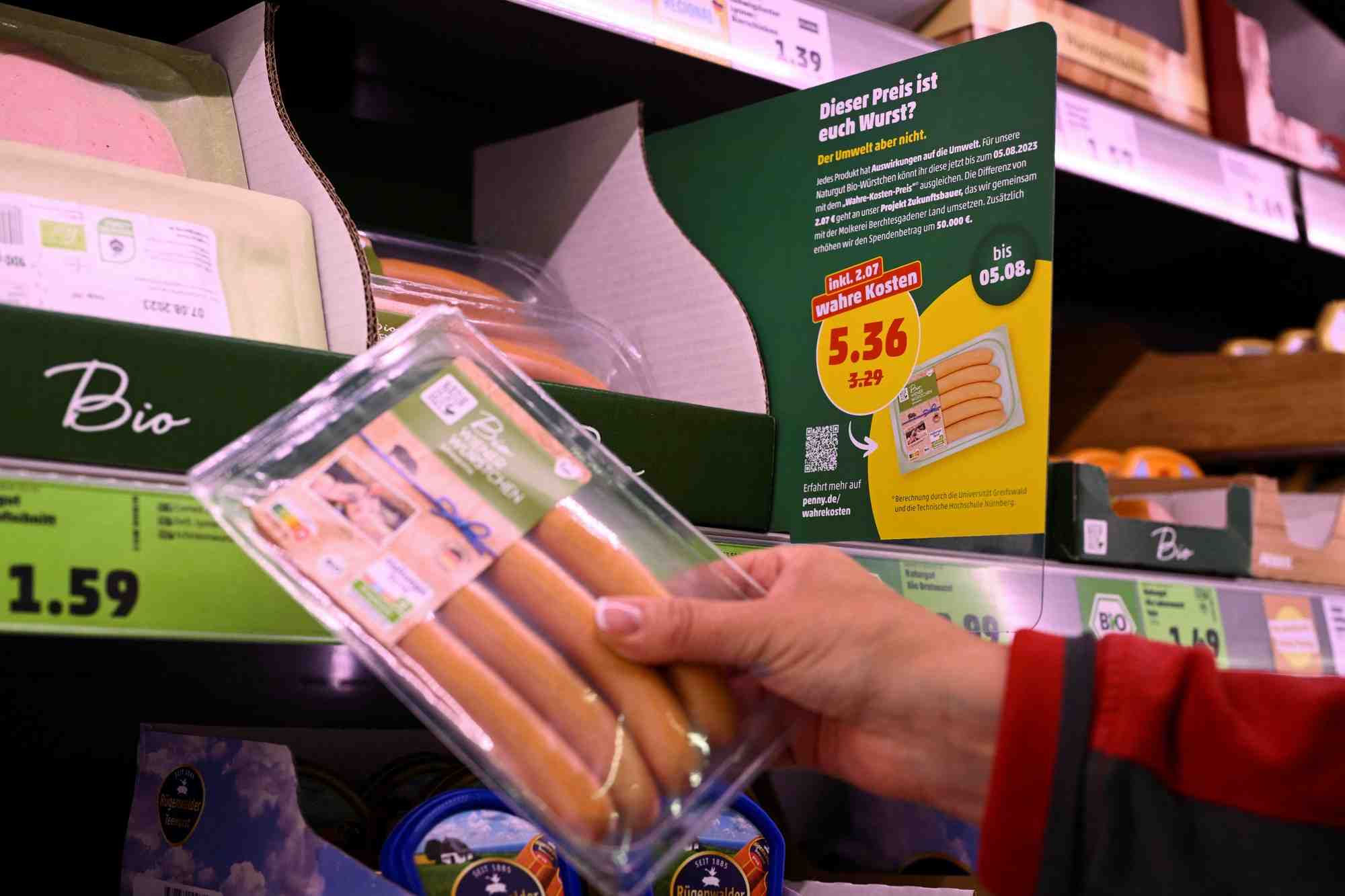 Photo d'un paquet de saucisses a cote d'une etiquette de prix