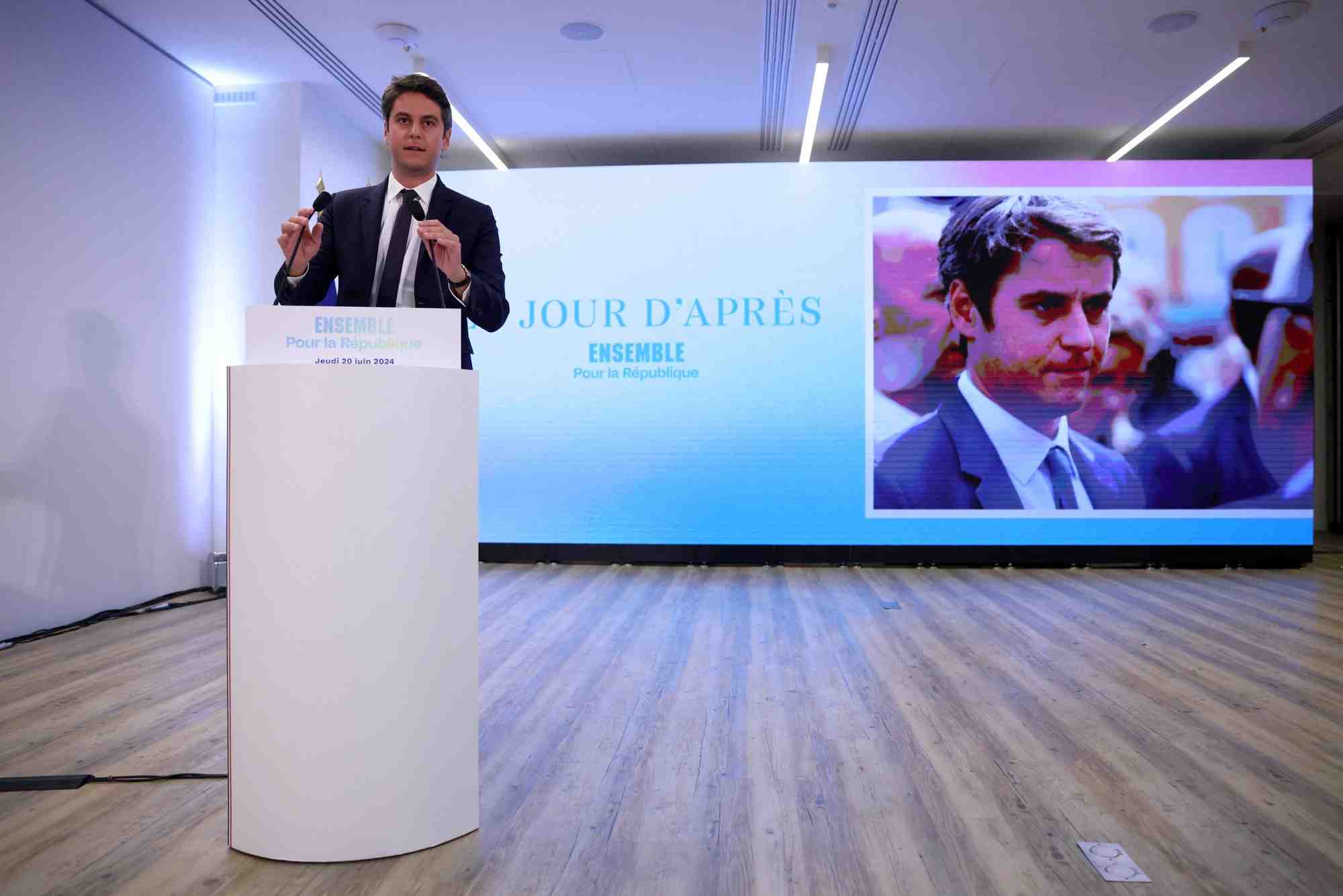 Le premier ministre tient une conference de presse pour presenter son programme en vue d'elections legislatives anticipees