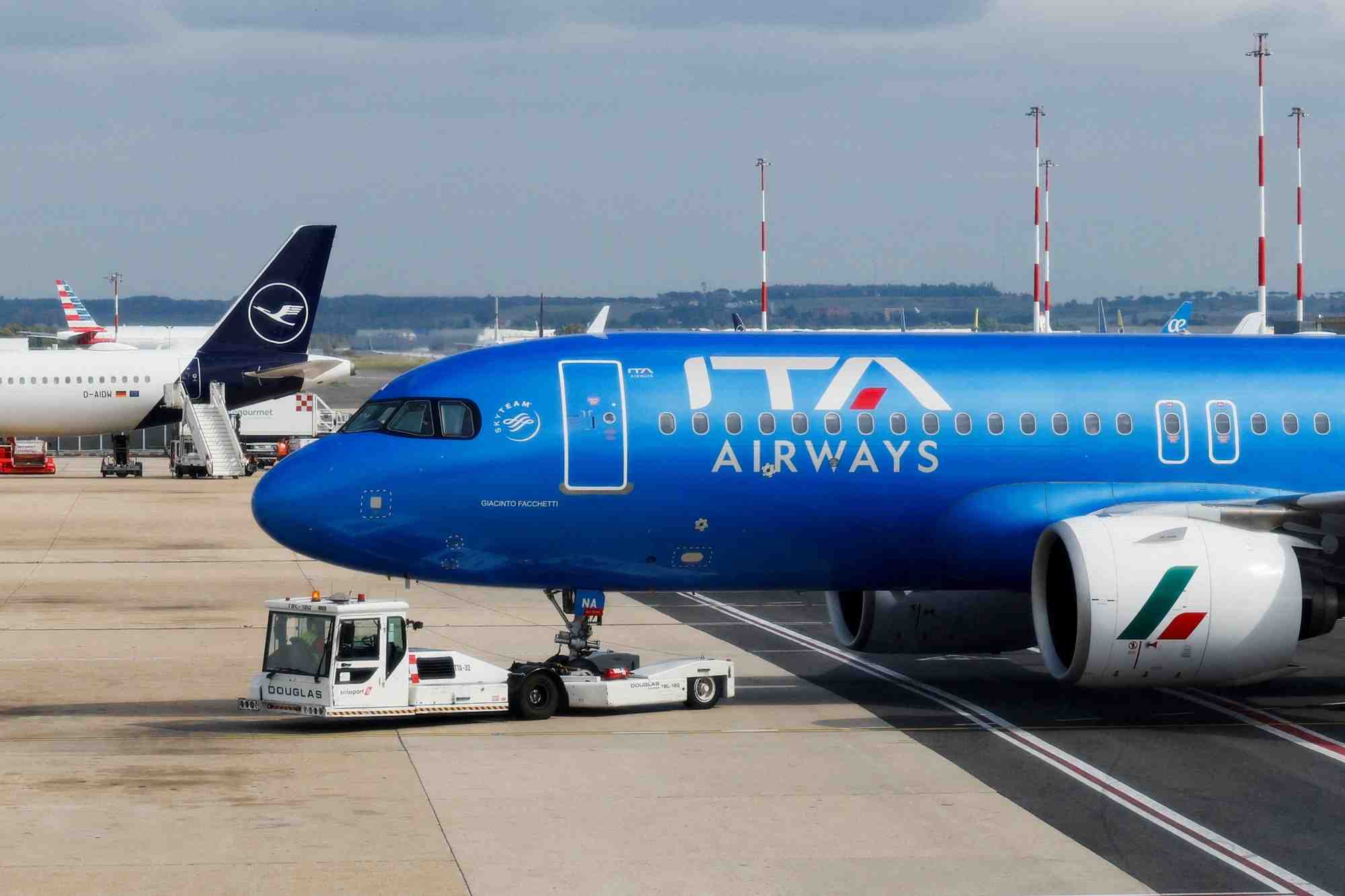 Un avion du transporteur italien italia trasporto aereo (ita airways) est stationne a cote d'un avion de lufthansa