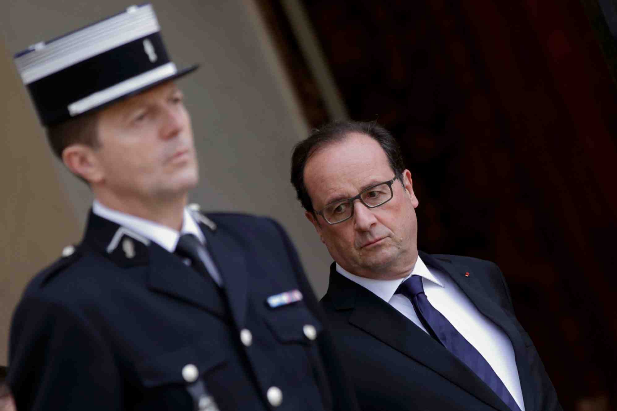 Hollande apparait renforce par le virage securitaire